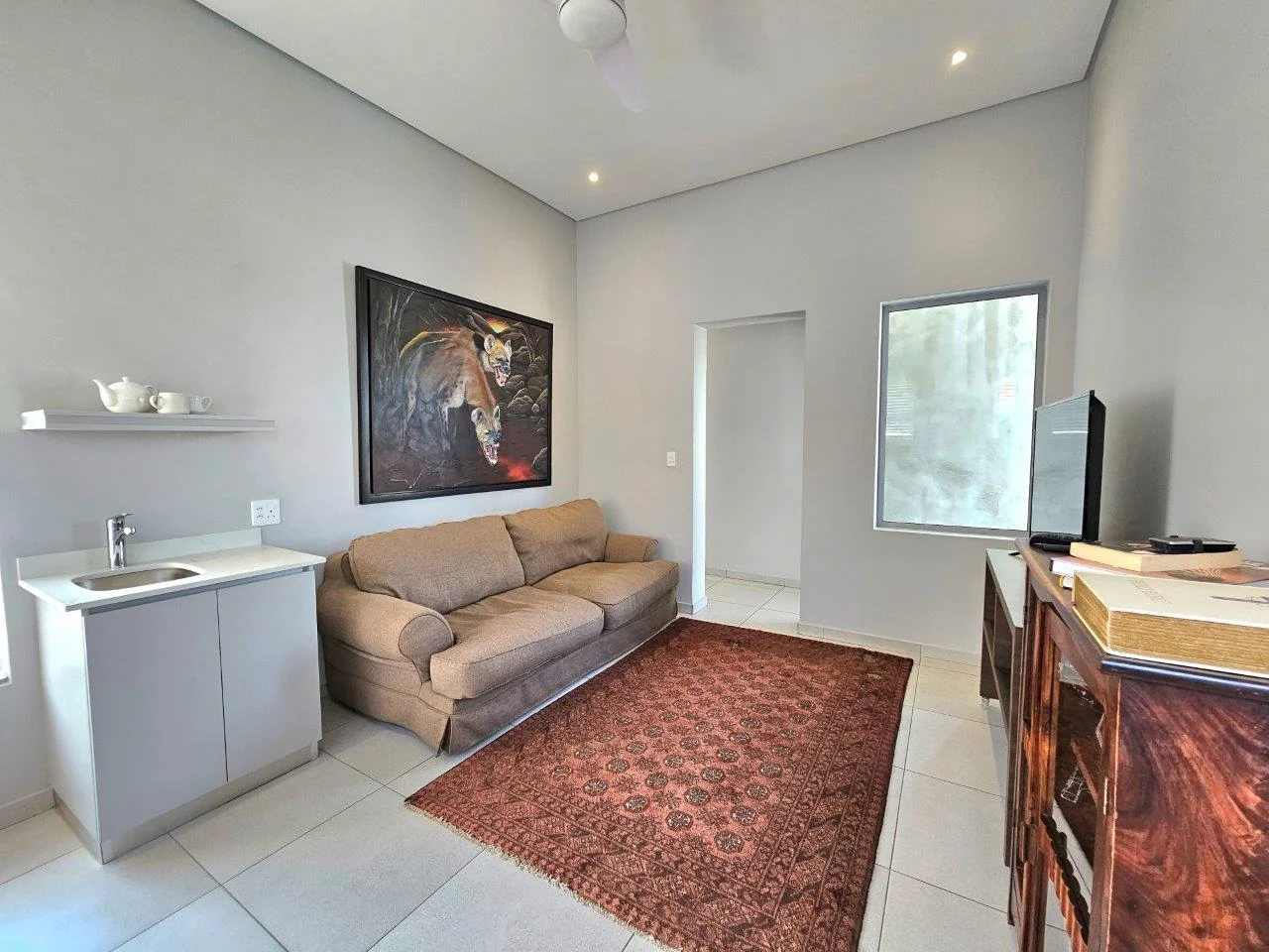 MODERN SINGLE LEVEL IN A QUIET CUL-DE-SAC IN MIDSTREAM RIDGE .