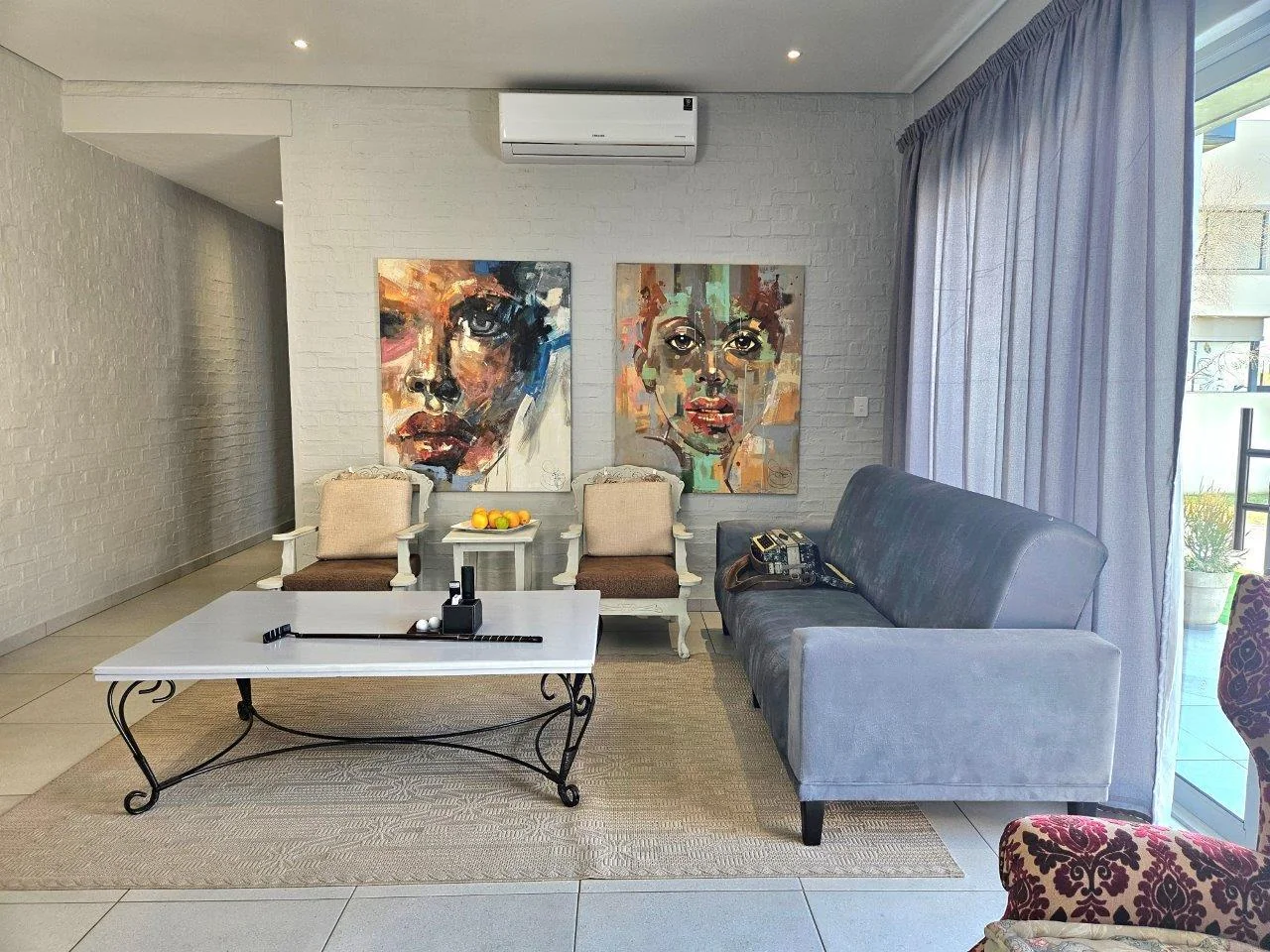 MODERN SINGLE LEVEL IN A QUIET CUL-DE-SAC IN MIDSTREAM RIDGE .