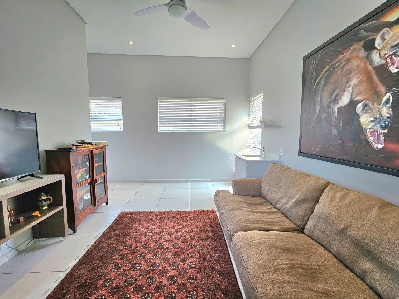 MODERN SINGLE LEVEL IN A QUIET CUL-DE-SAC IN MIDSTREAM RIDGE .