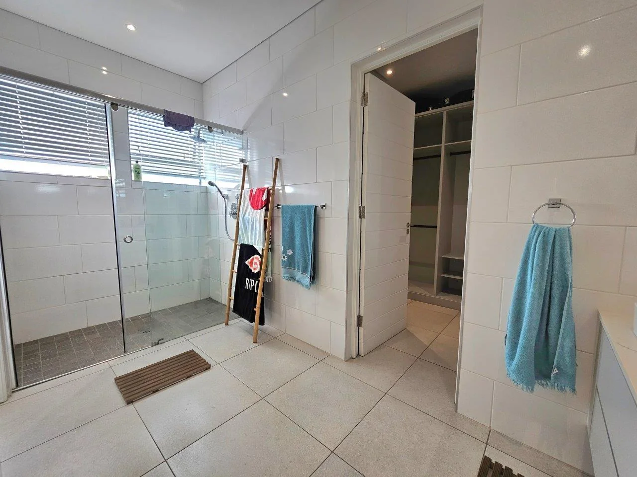 MODERN SINGLE LEVEL IN A QUIET CUL-DE-SAC IN MIDSTREAM RIDGE .