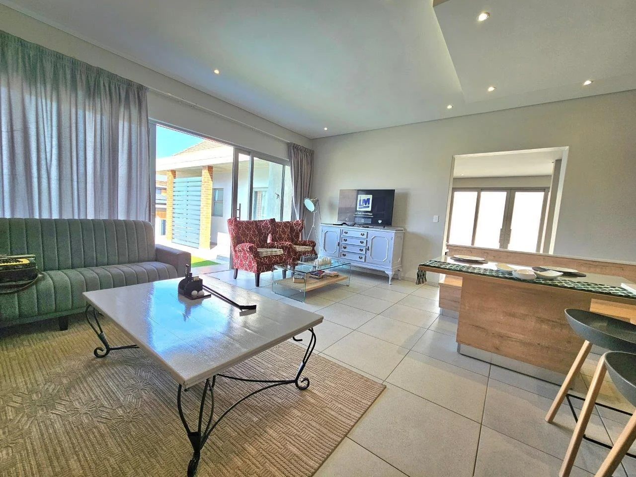 MODERN SINGLE LEVEL IN A QUIET CUL-DE-SAC IN MIDSTREAM RIDGE .