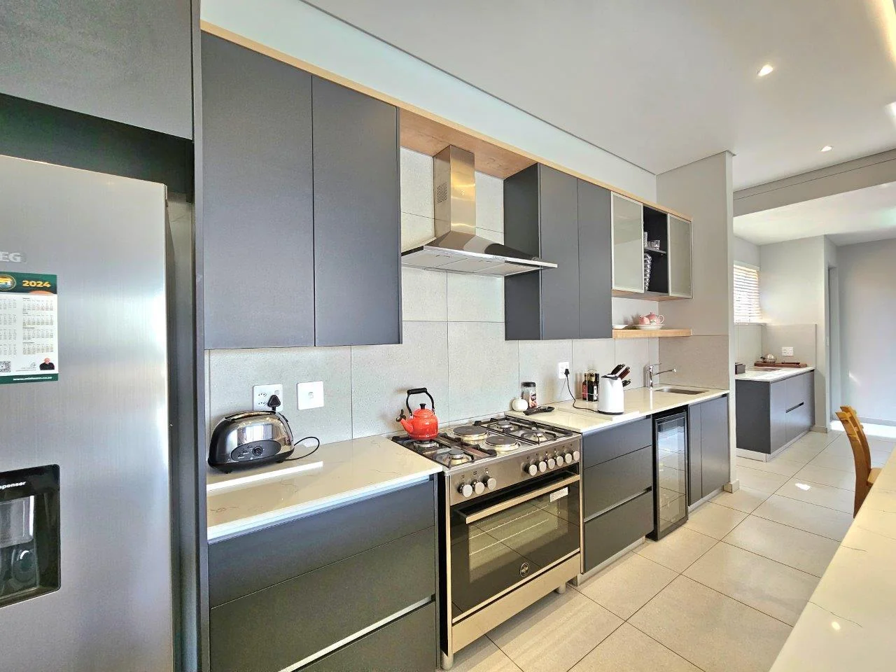 MODERN SINGLE LEVEL IN A QUIET CUL-DE-SAC IN MIDSTREAM RIDGE .