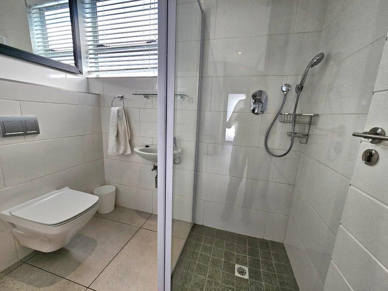 MODERN SINGLE LEVEL IN A QUIET CUL-DE-SAC IN MIDSTREAM RIDGE .