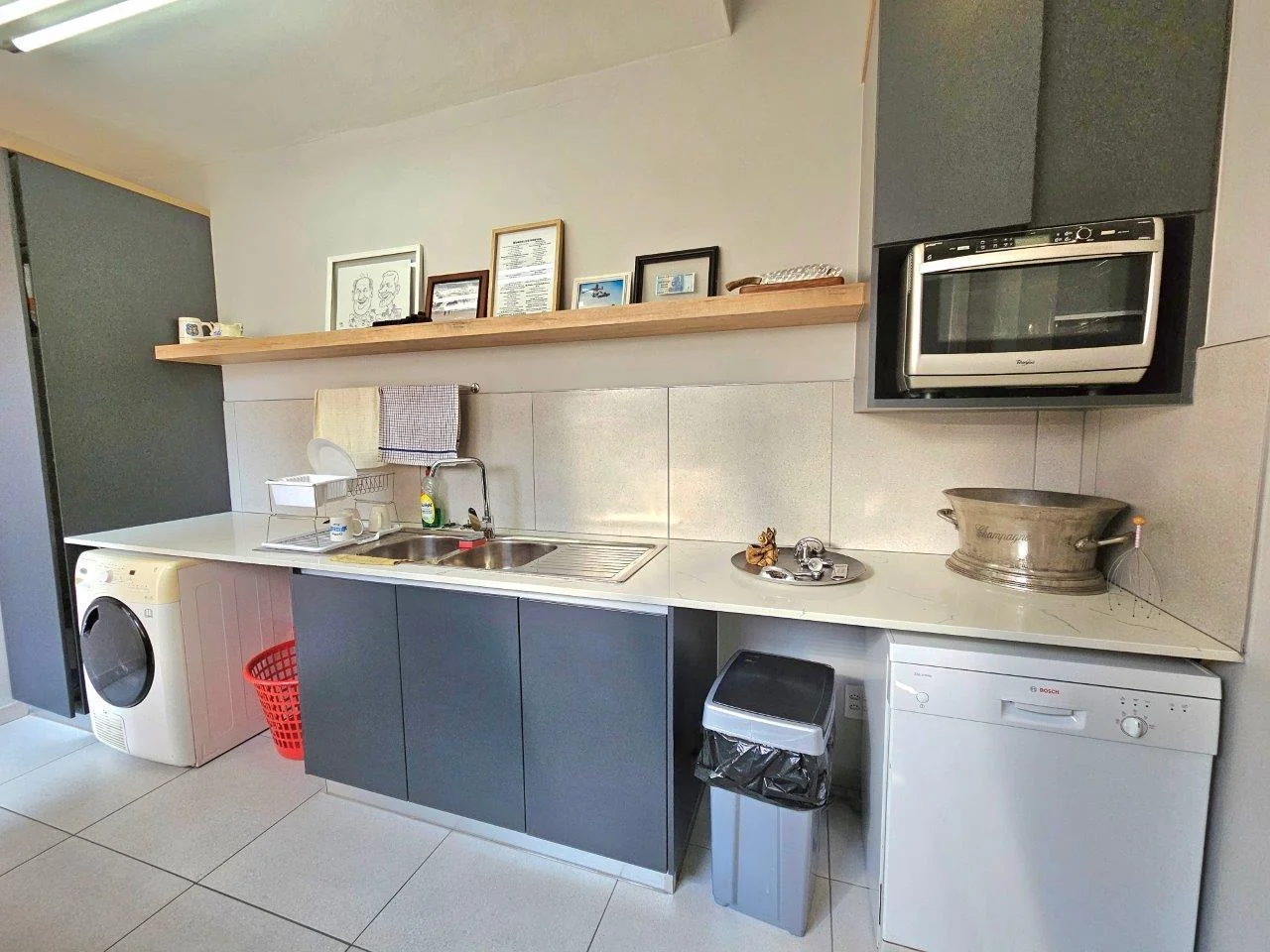 MODERN SINGLE LEVEL IN A QUIET CUL-DE-SAC IN MIDSTREAM RIDGE .