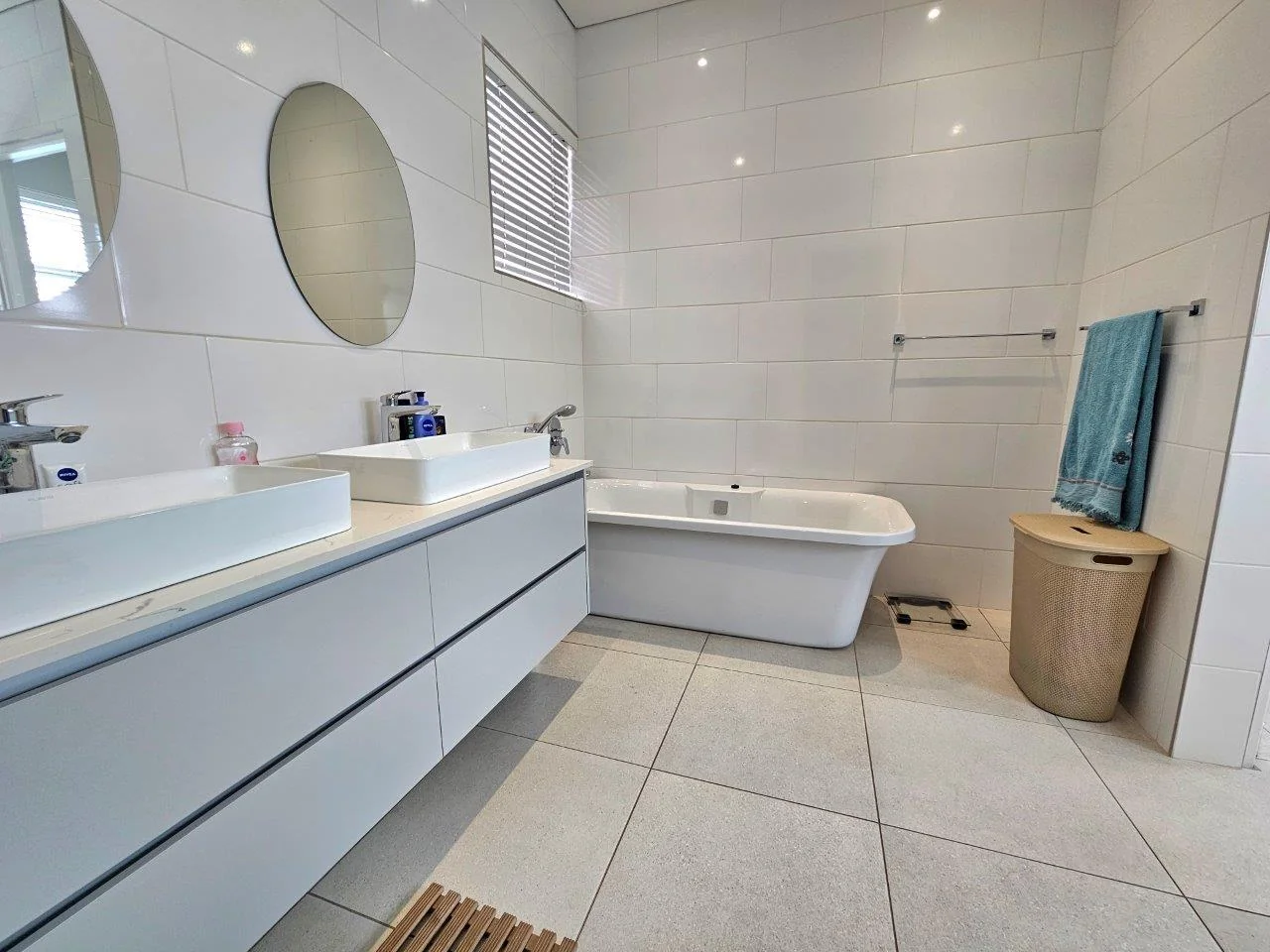 MODERN SINGLE LEVEL IN A QUIET CUL-DE-SAC IN MIDSTREAM RIDGE .