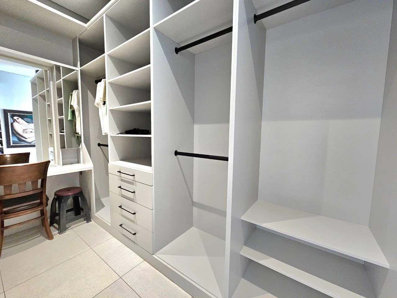 MODERN SINGLE LEVEL IN A QUIET CUL-DE-SAC IN MIDSTREAM RIDGE .