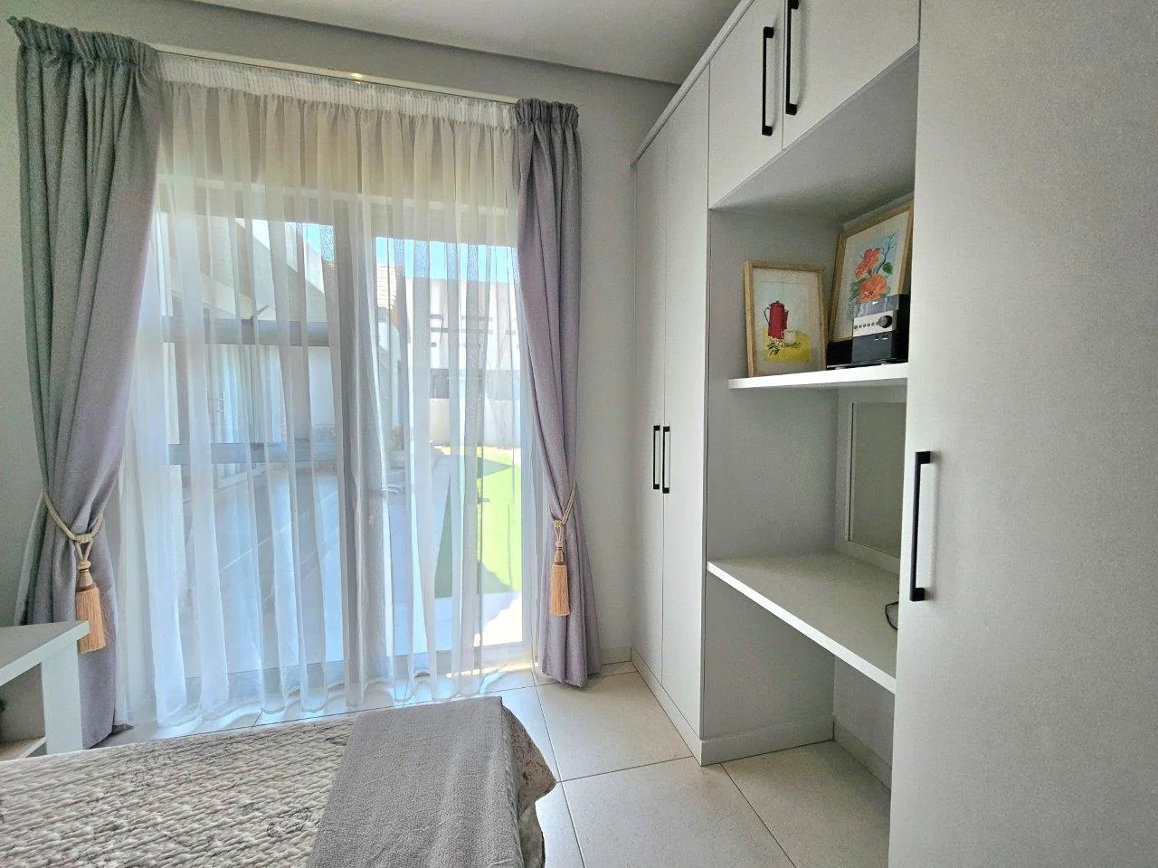 MODERN SINGLE LEVEL IN A QUIET CUL-DE-SAC IN MIDSTREAM RIDGE .