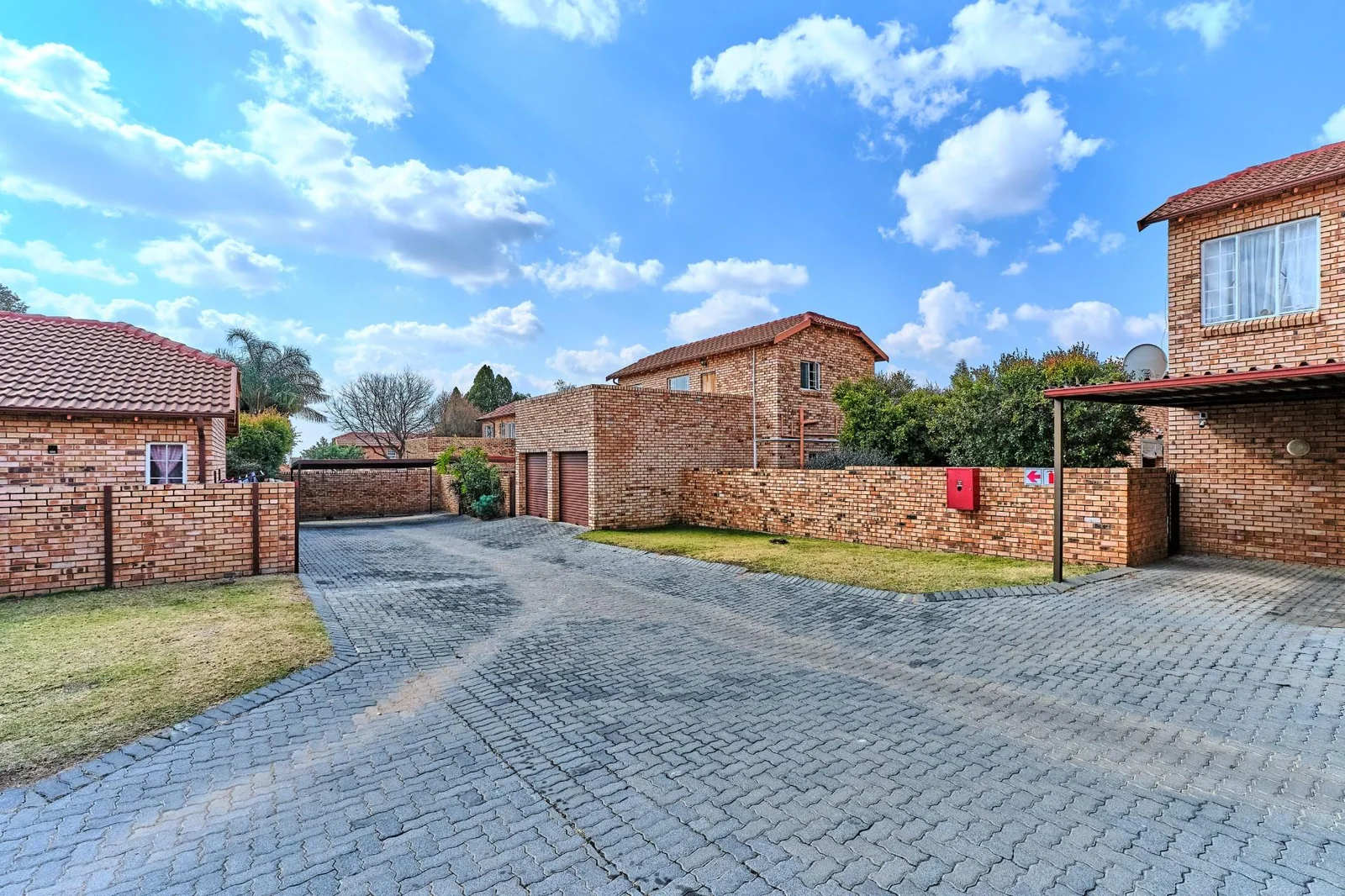 Spacious 3 Bedroom Corner Unit with Modern Features and Private Pool in Randpark Ridge