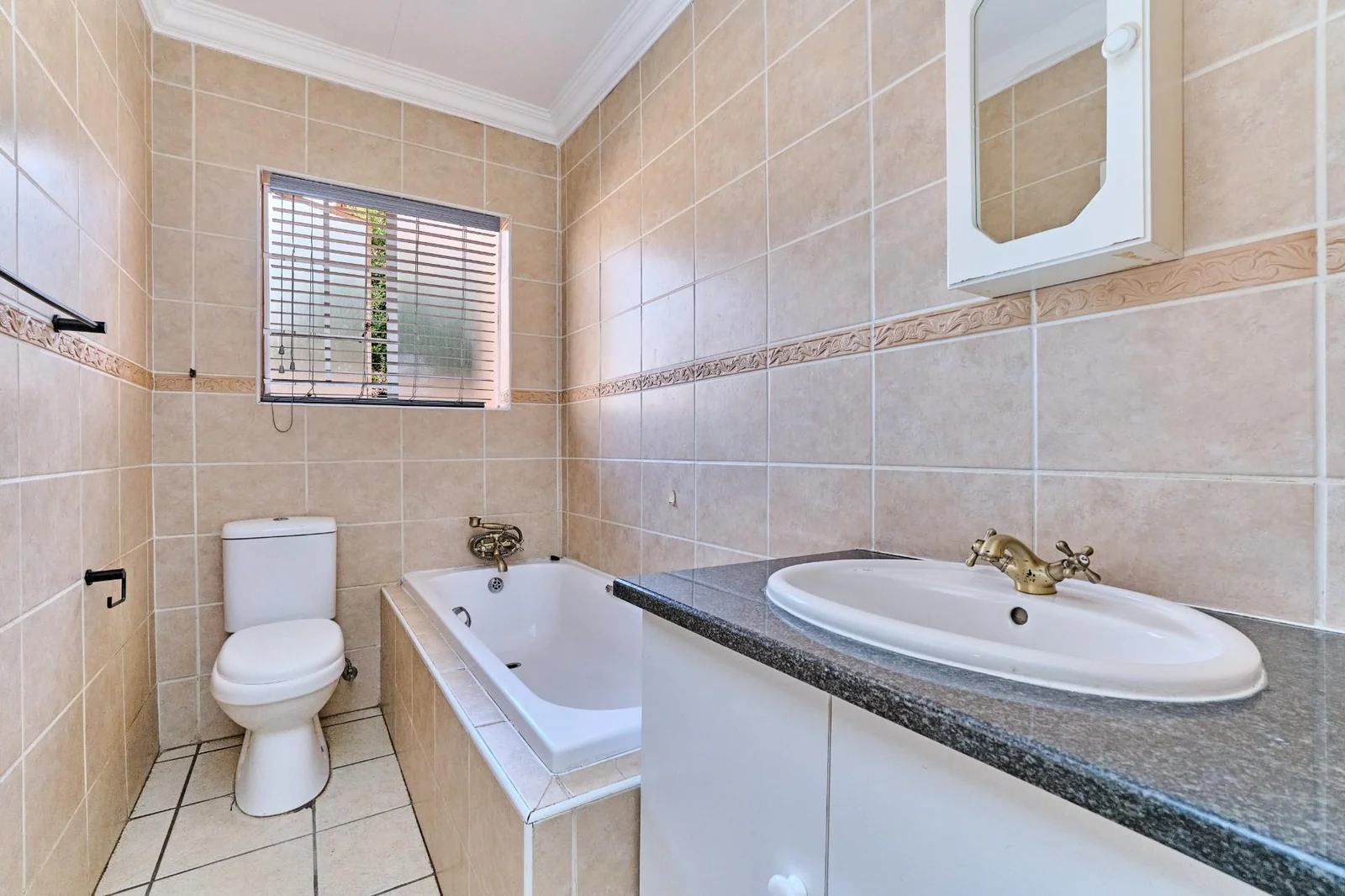 Spacious 3 Bedroom Corner Unit with Modern Features and Private Pool in Randpark Ridge