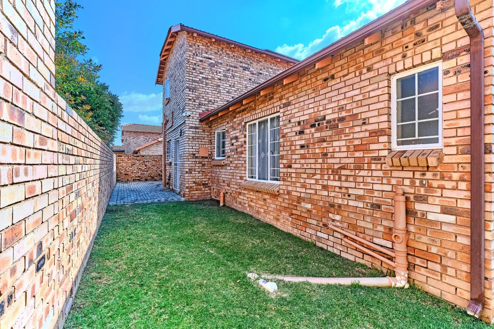 Spacious 3 Bedroom Corner Unit with Modern Features and Private Pool in Randpark Ridge