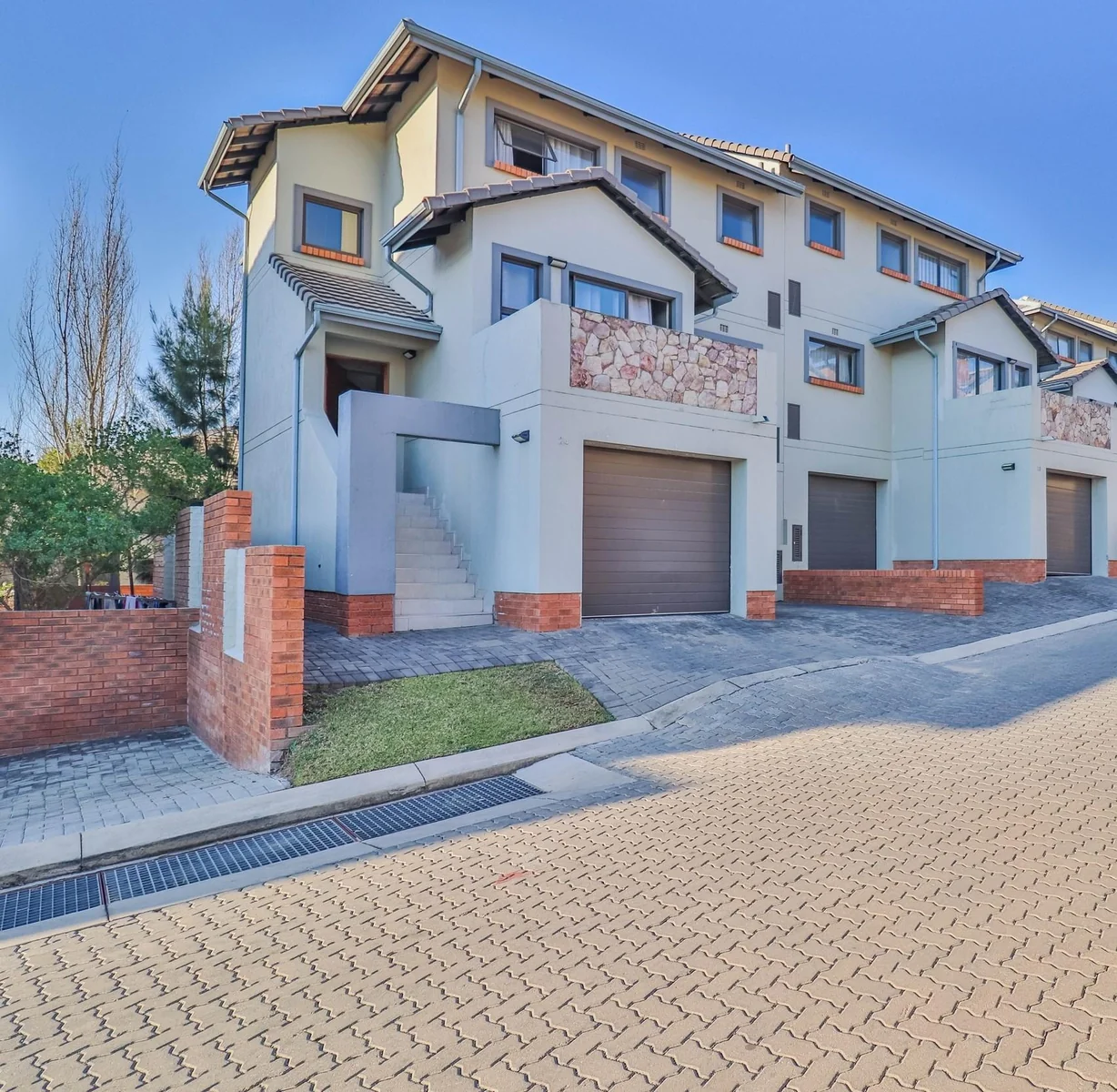 Contemporary 3 Floor Apartment for Sale in Kyalami Hills