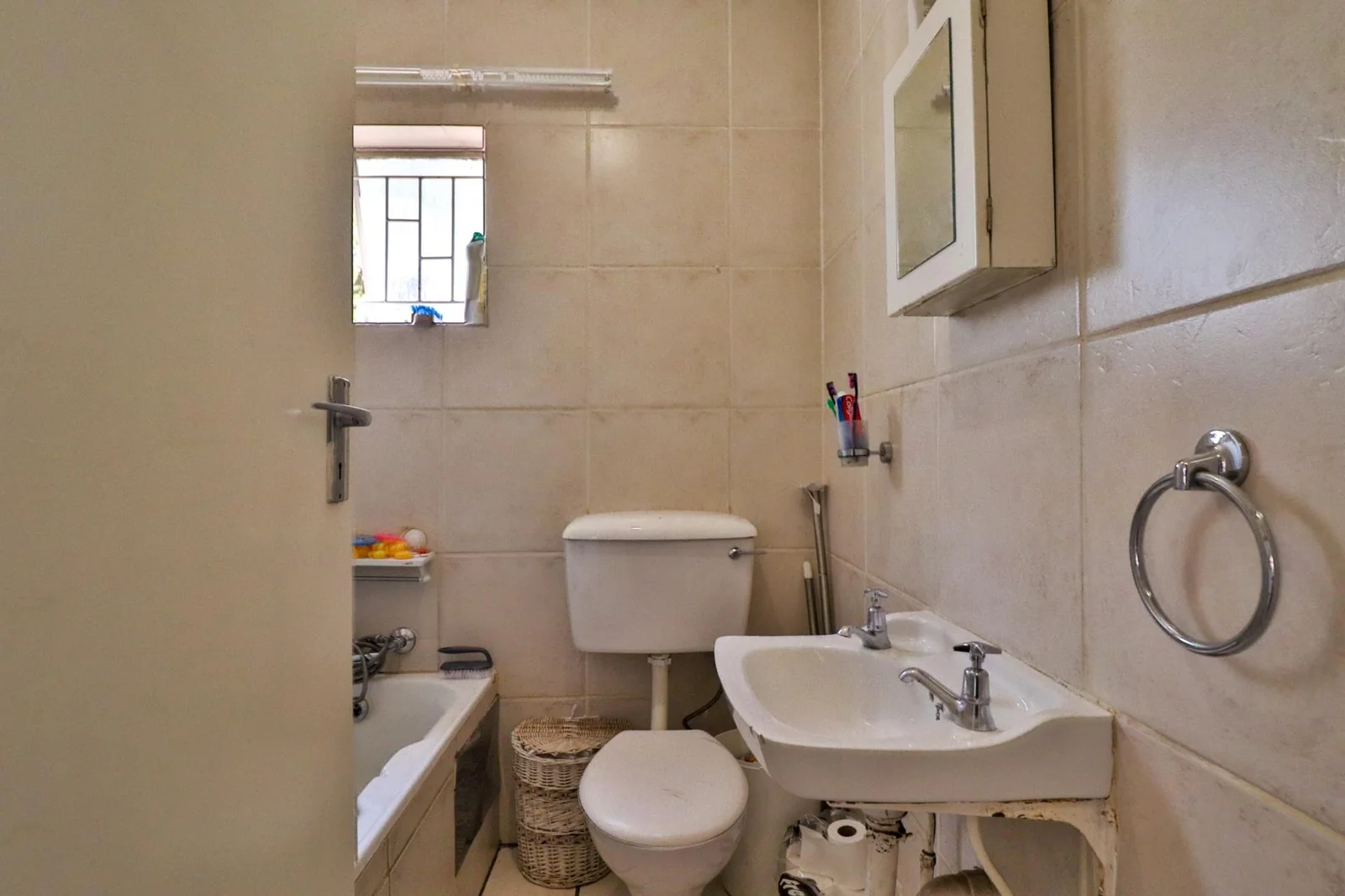 NEW LISTING INSIDE SMALL COMPLEX!