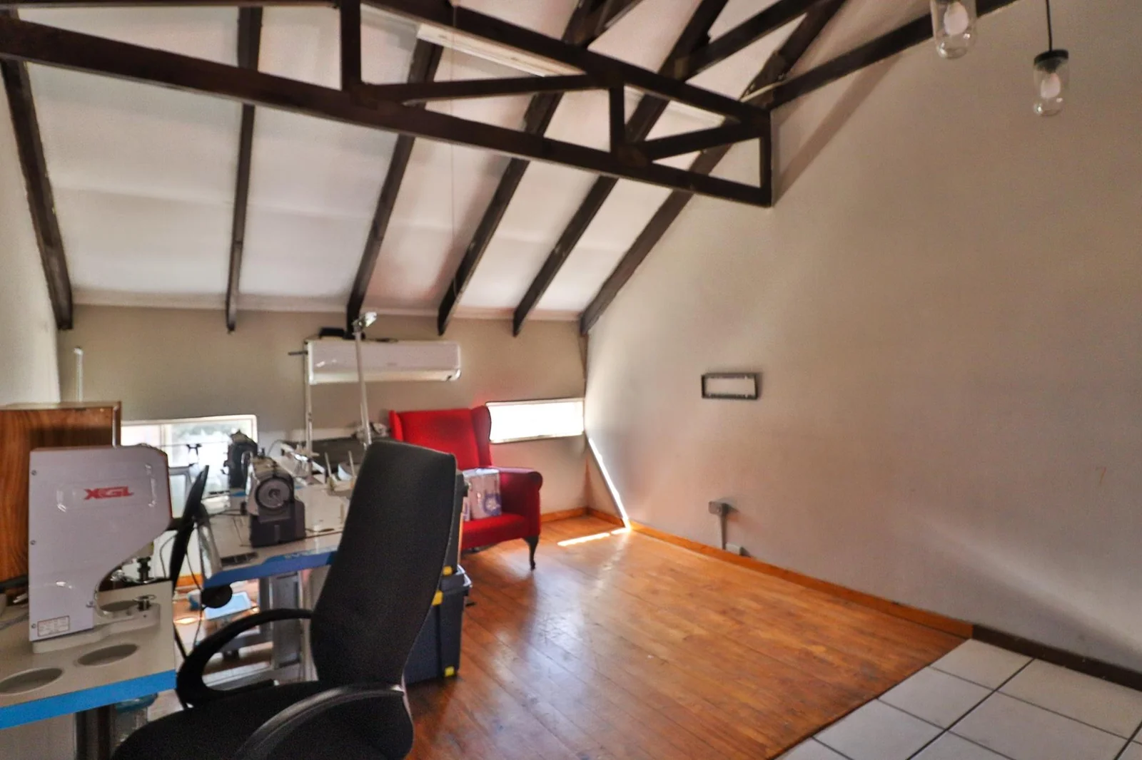 NEW LISTING INSIDE SMALL COMPLEX!