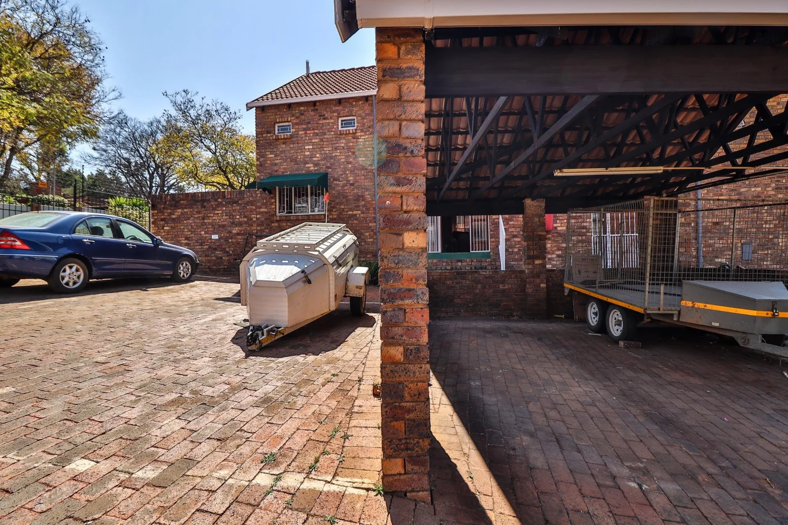 NEW LISTING INSIDE SMALL COMPLEX!