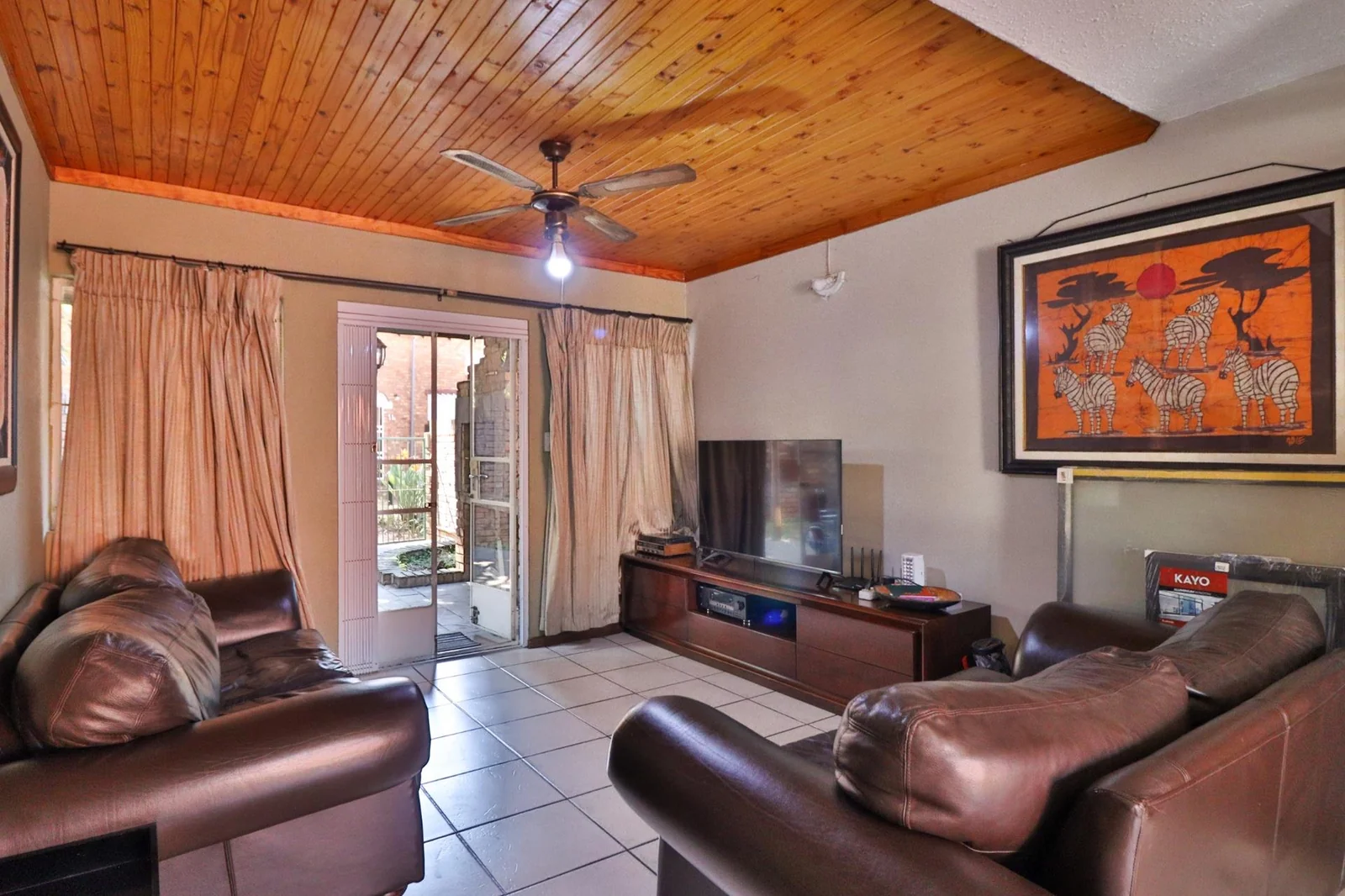 NEW LISTING INSIDE SMALL COMPLEX!