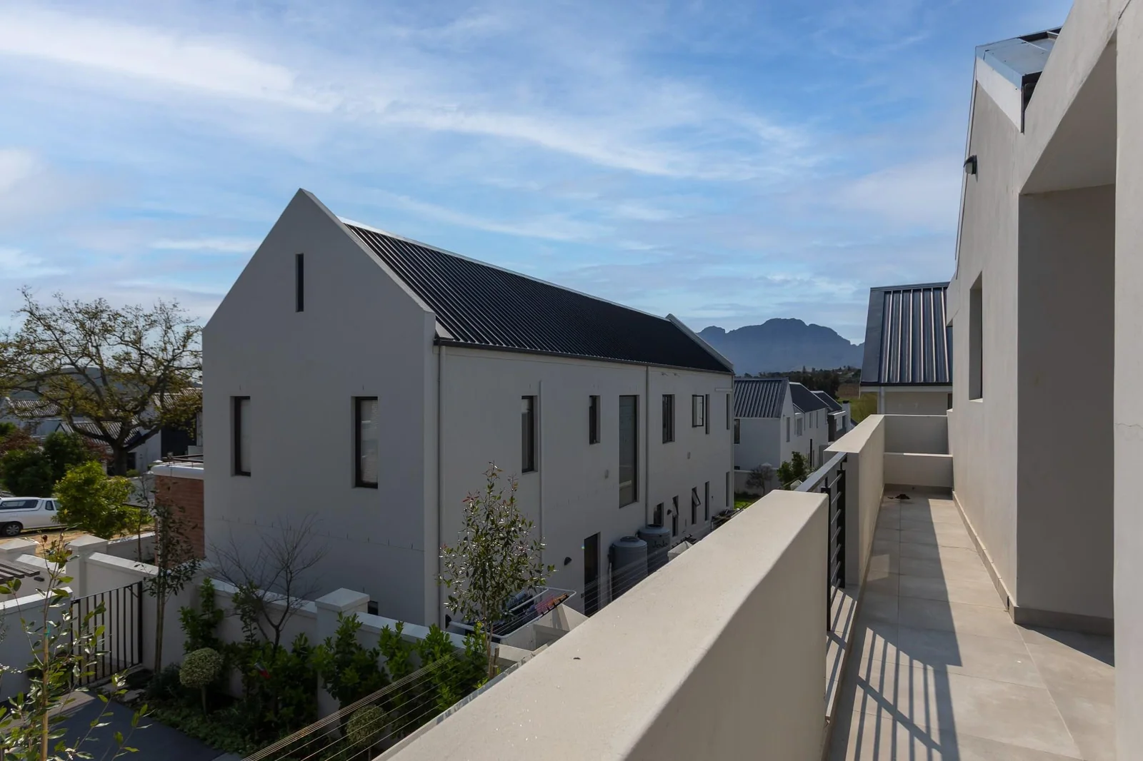 FAMILY HOME WITH MAGNIFICENT VIEWS IN KINGSVIEW ESTATE