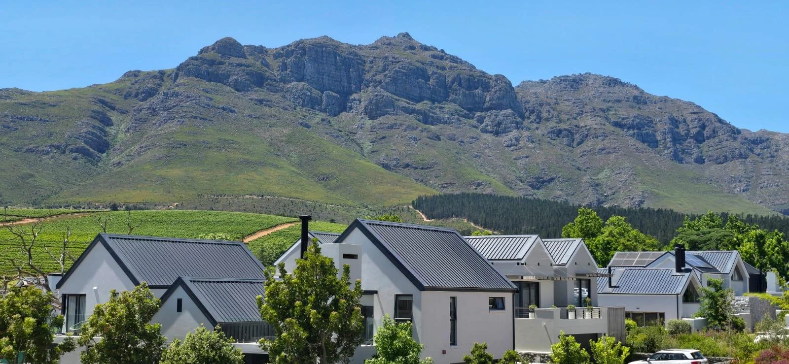 FAMILY HOME WITH MAGNIFICENT VIEWS IN KINGSVIEW ESTATE