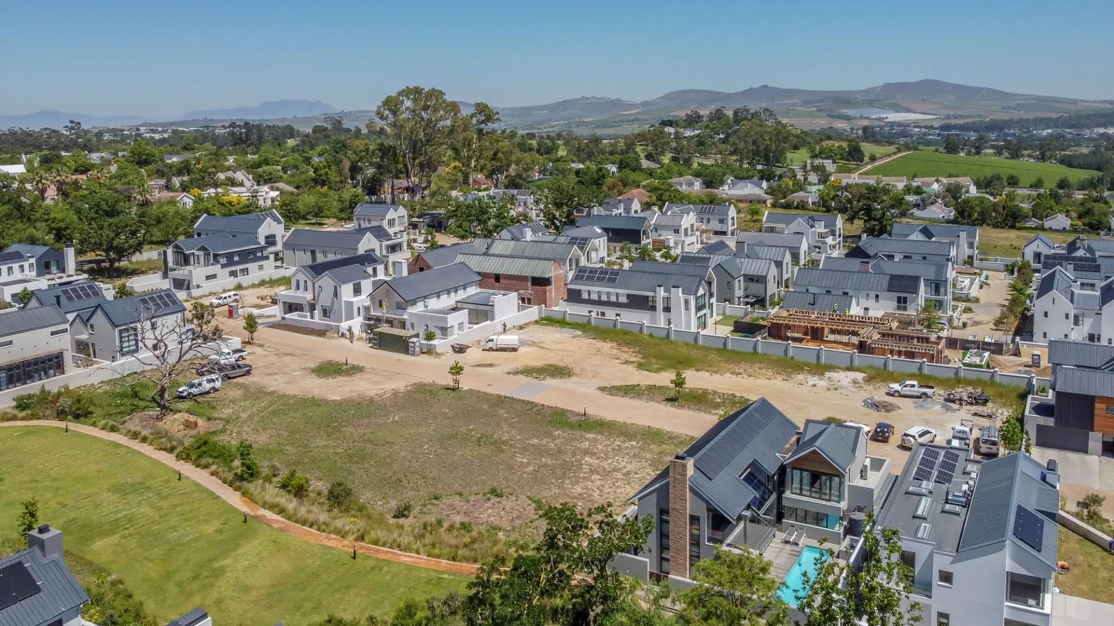 FAMILY HOME WITH MAGNIFICENT VIEWS IN KINGSVIEW ESTATE