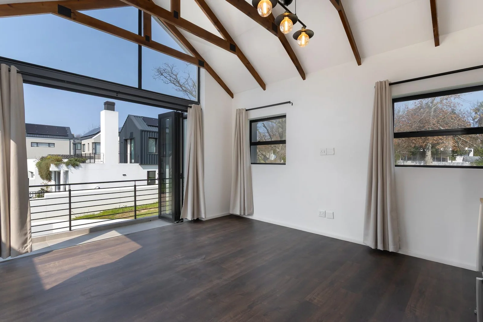 FAMILY HOME WITH MAGNIFICENT VIEWS IN KINGSVIEW ESTATE