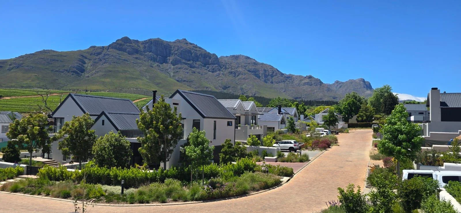 FAMILY HOME WITH MAGNIFICENT VIEWS IN KINGSVIEW ESTATE