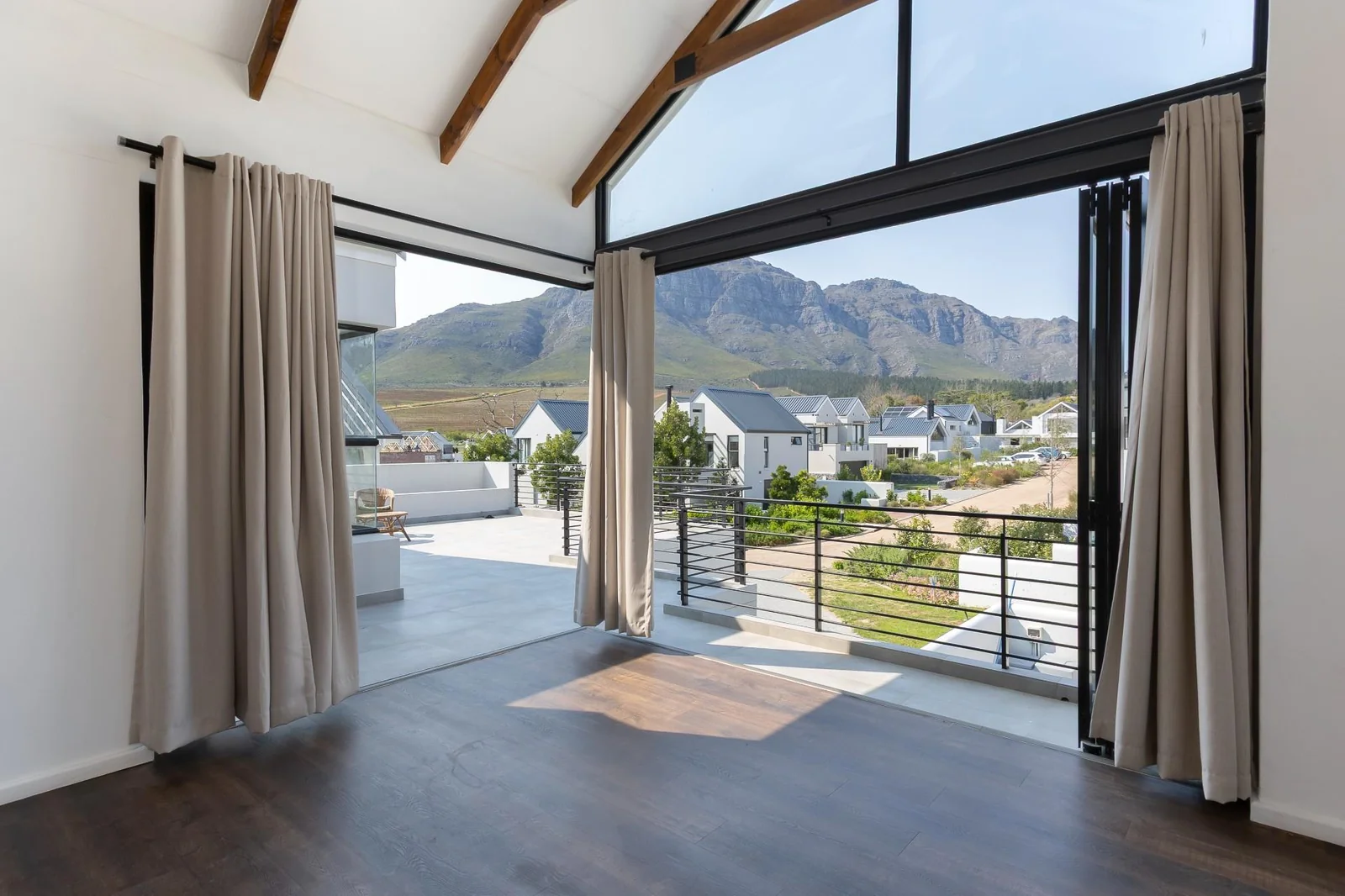 FAMILY HOME WITH MAGNIFICENT VIEWS IN KINGSVIEW ESTATE