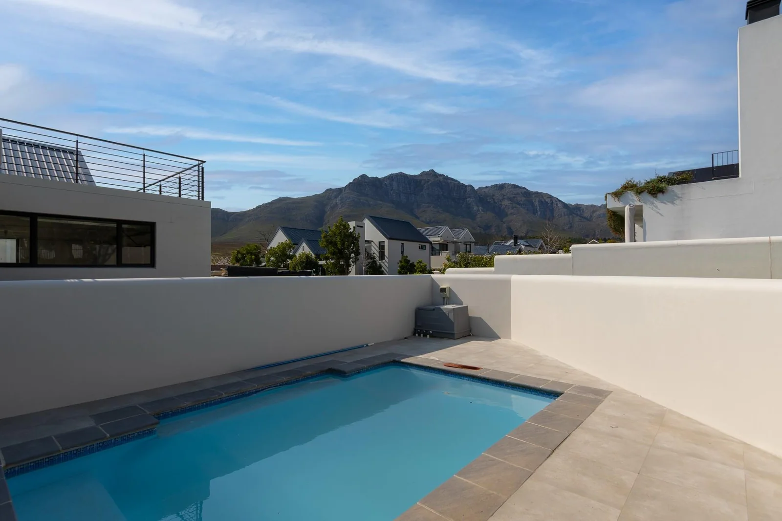 FAMILY HOME WITH MAGNIFICENT VIEWS IN KINGSVIEW ESTATE