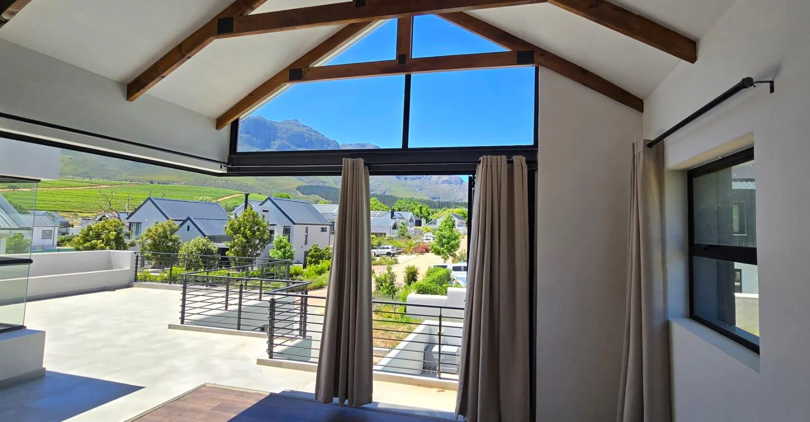 FAMILY HOME WITH MAGNIFICENT VIEWS IN KINGSVIEW ESTATE