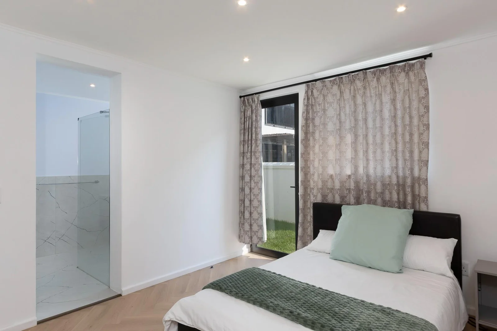 FAMILY HOME WITH MAGNIFICENT VIEWS IN KINGSVIEW ESTATE