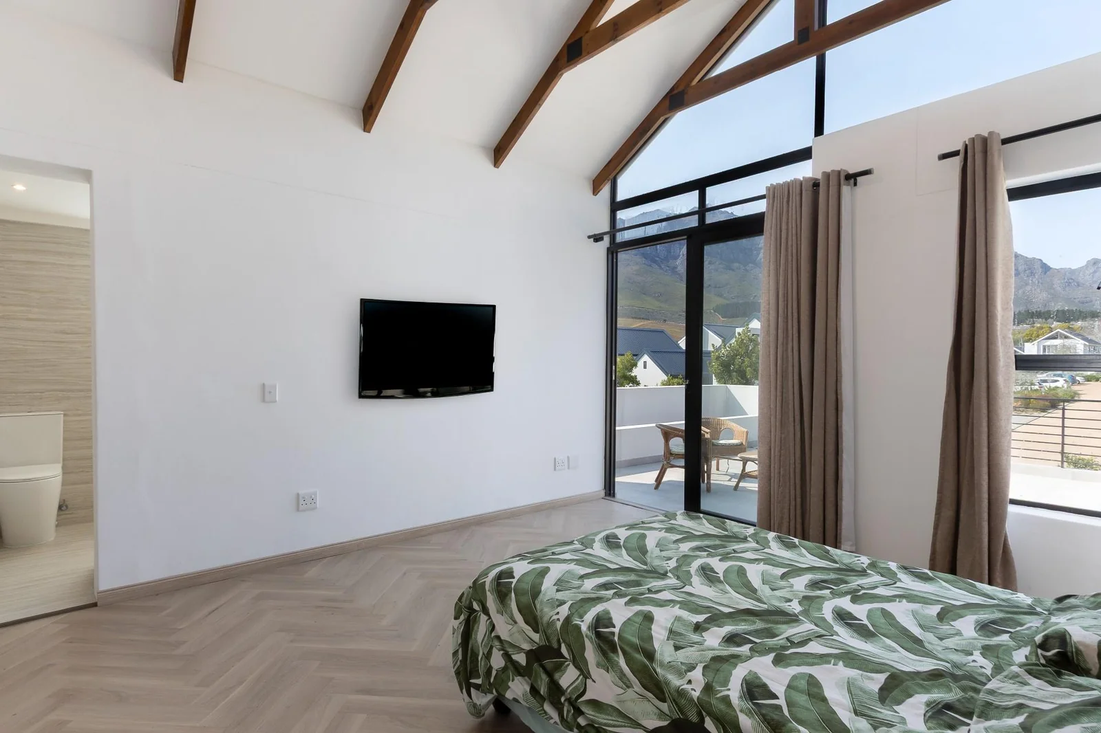 FAMILY HOME WITH MAGNIFICENT VIEWS IN KINGSVIEW ESTATE