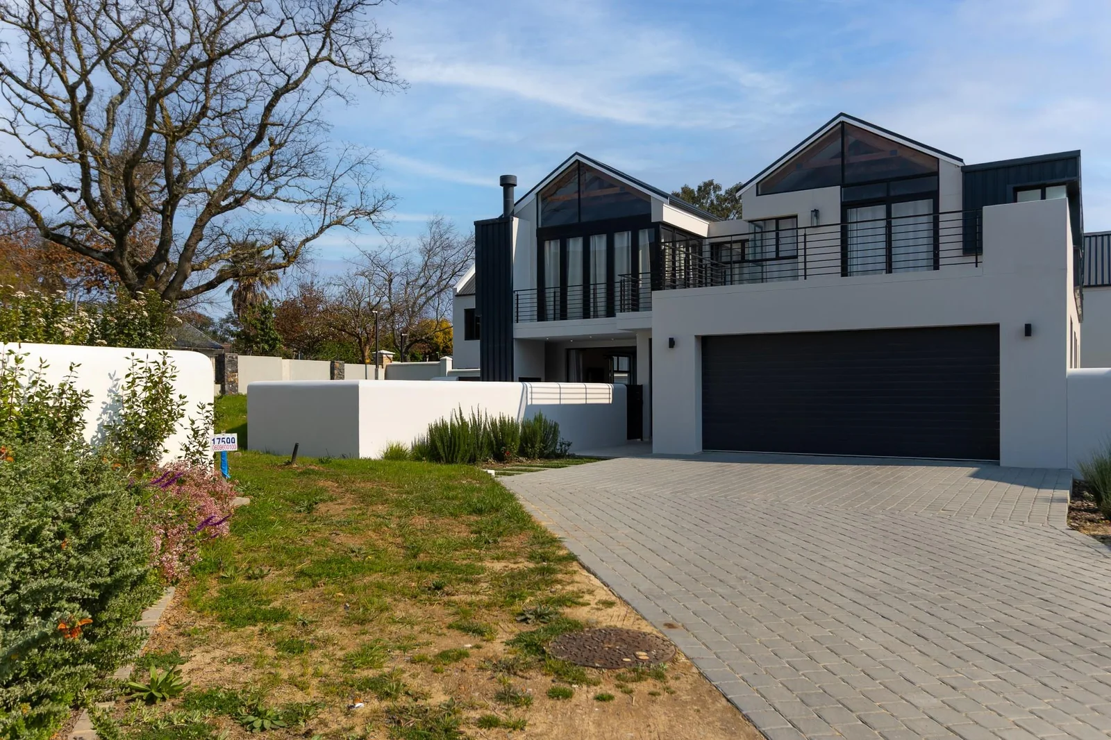 FAMILY HOME WITH MAGNIFICENT VIEWS IN KINGSVIEW ESTATE