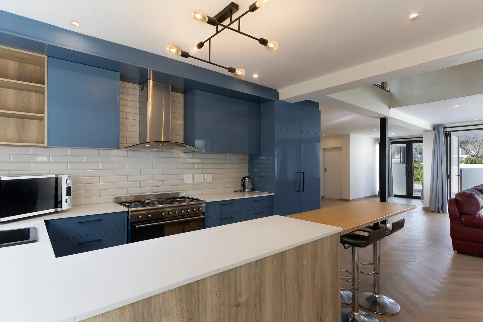 FAMILY HOME WITH MAGNIFICENT VIEWS IN KINGSVIEW ESTATE