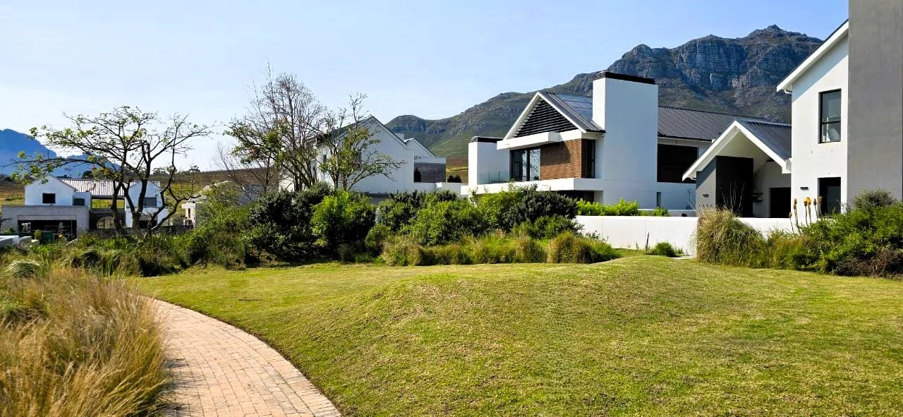 FAMILY HOME WITH MAGNIFICENT VIEWS IN KINGSVIEW ESTATE