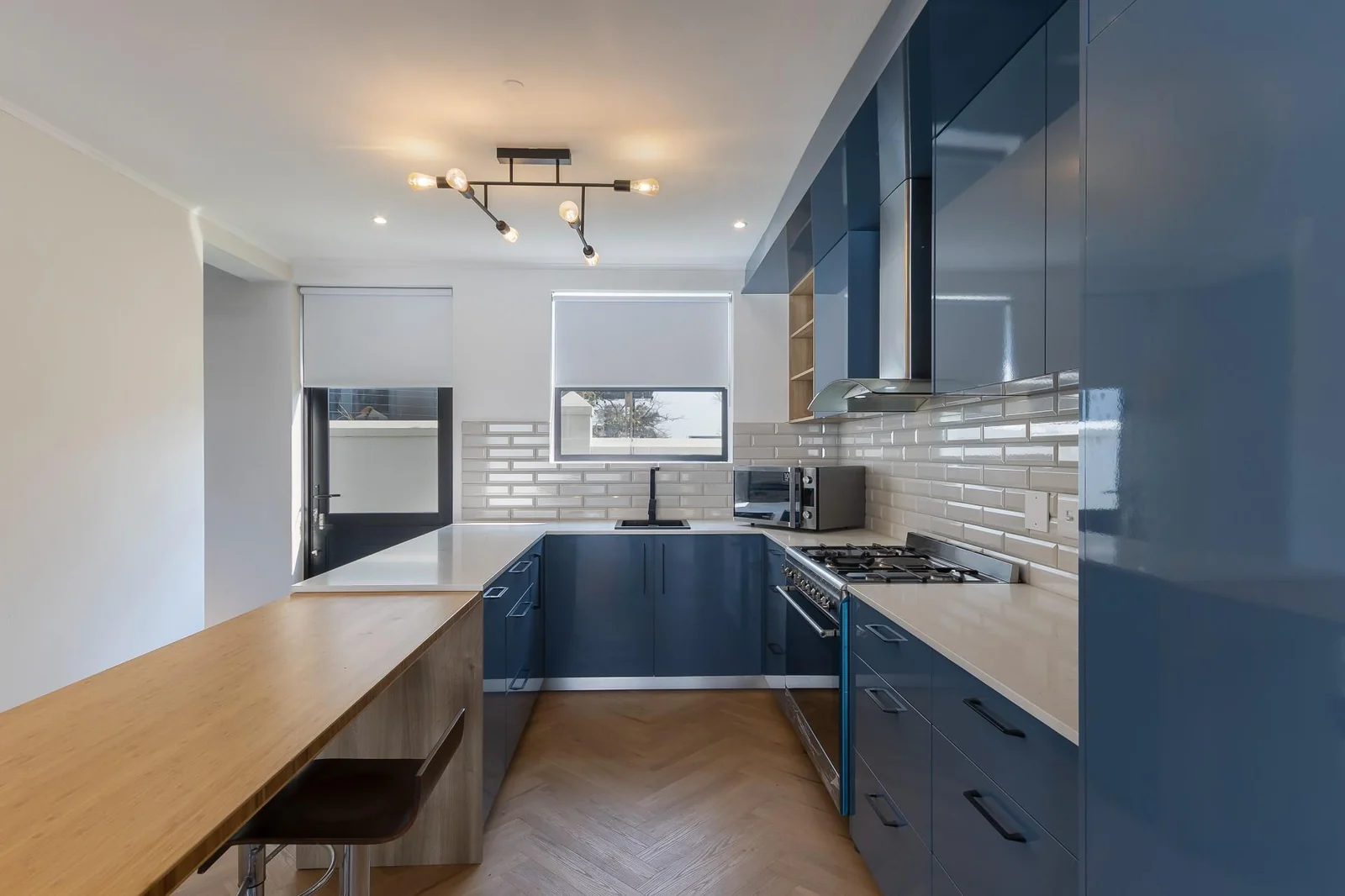 FAMILY HOME WITH MAGNIFICENT VIEWS IN KINGSVIEW ESTATE