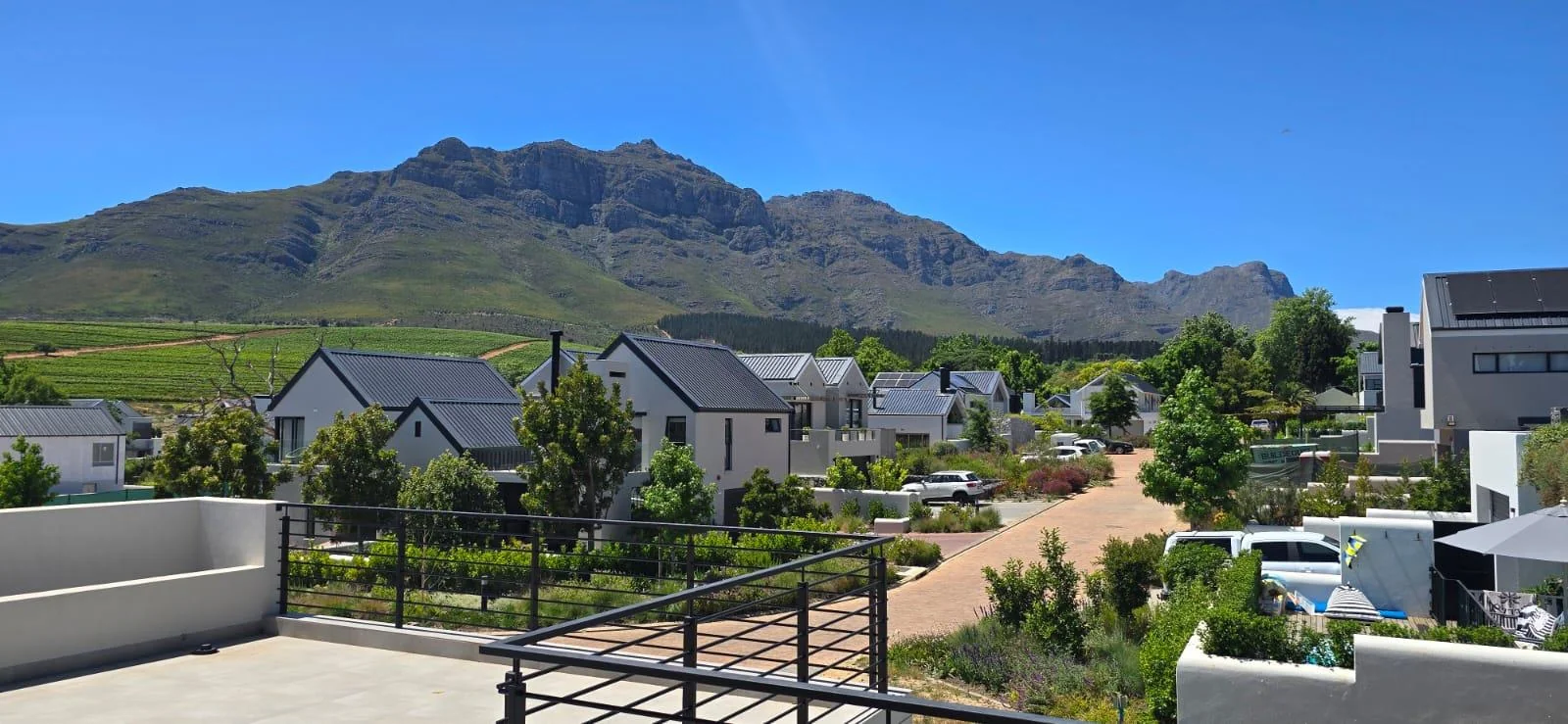 FAMILY HOME WITH MAGNIFICENT VIEWS IN KINGSVIEW ESTATE