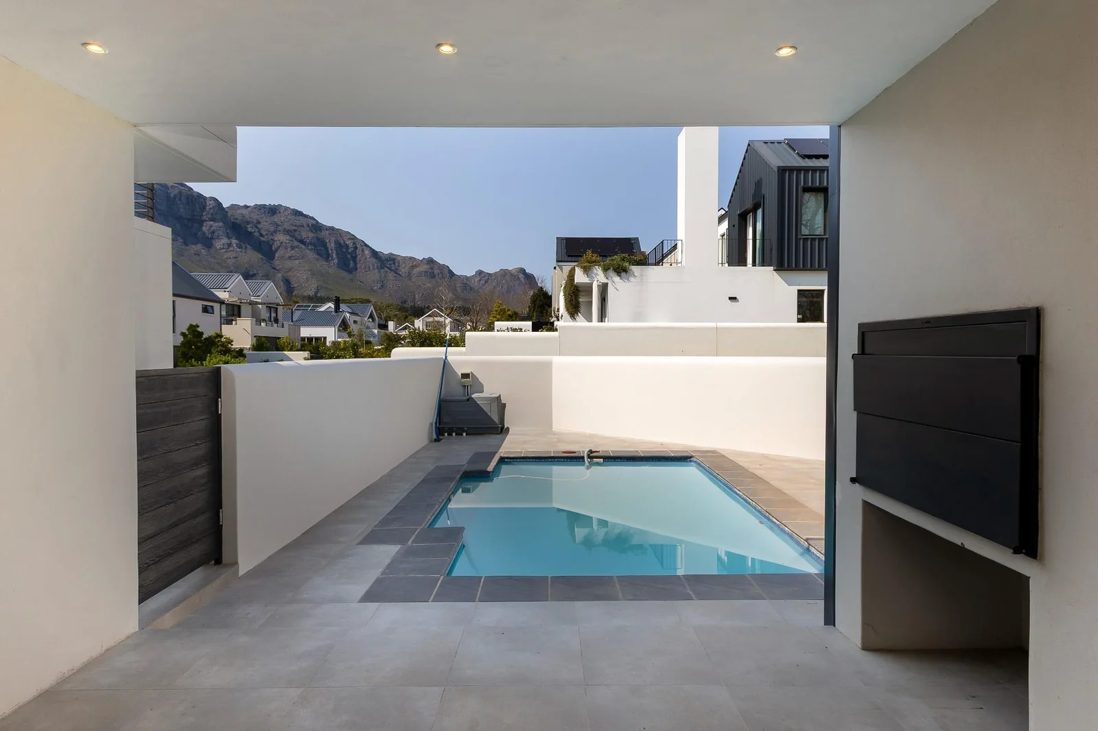 FAMILY HOME WITH MAGNIFICENT VIEWS IN KINGSVIEW ESTATE