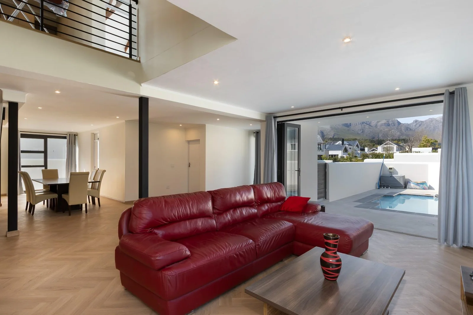 FAMILY HOME WITH MAGNIFICENT VIEWS IN KINGSVIEW ESTATE