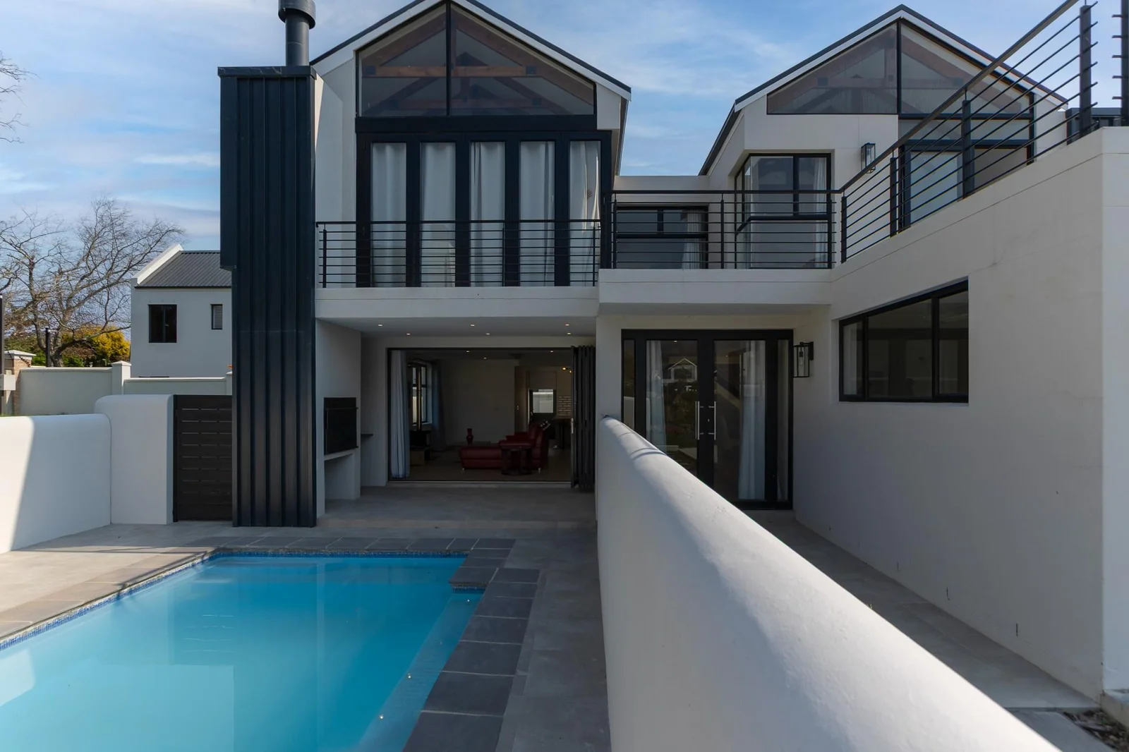 FAMILY HOME WITH MAGNIFICENT VIEWS IN KINGSVIEW ESTATE