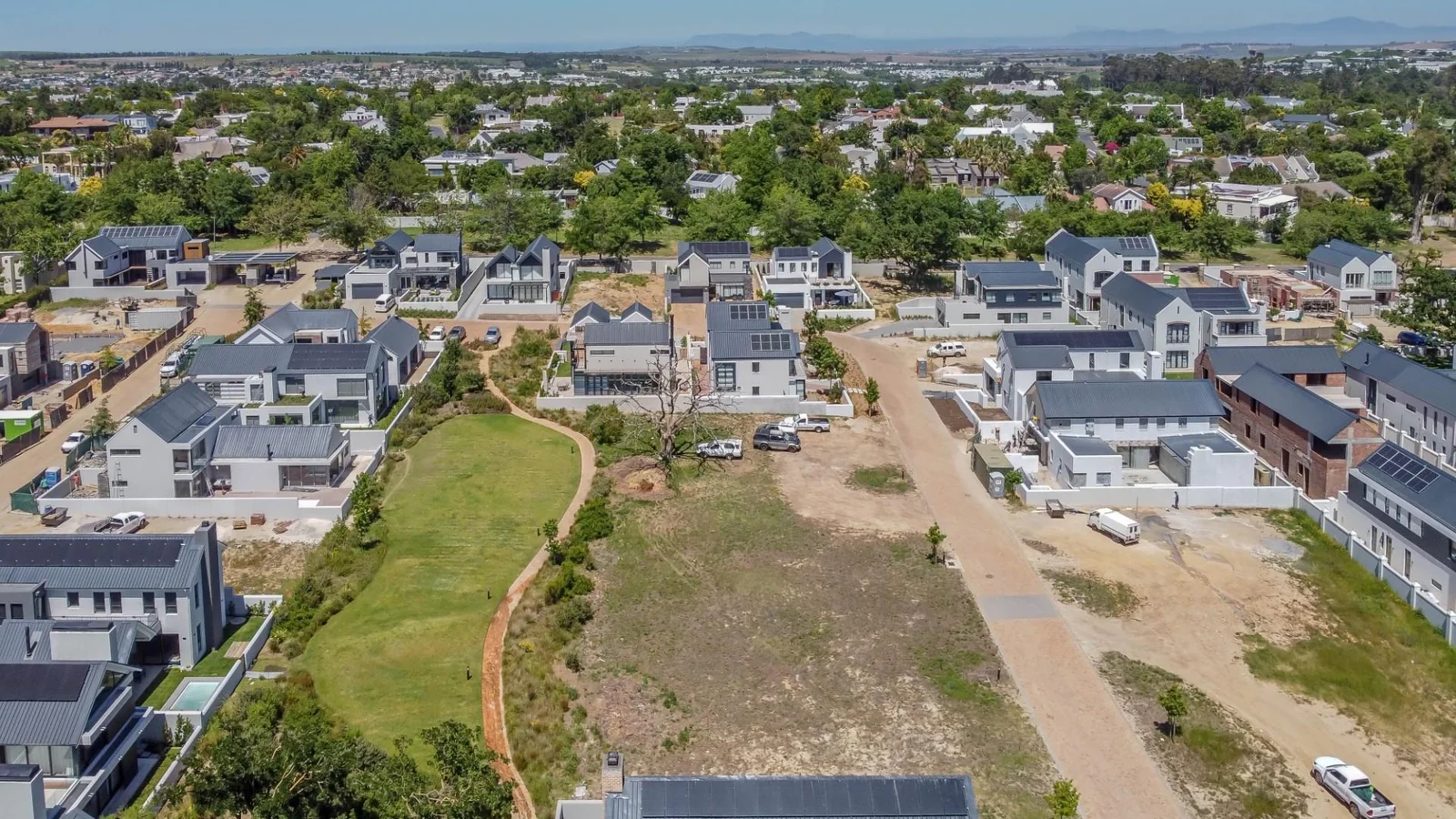 FAMILY HOME WITH MAGNIFICENT VIEWS IN KINGSVIEW ESTATE