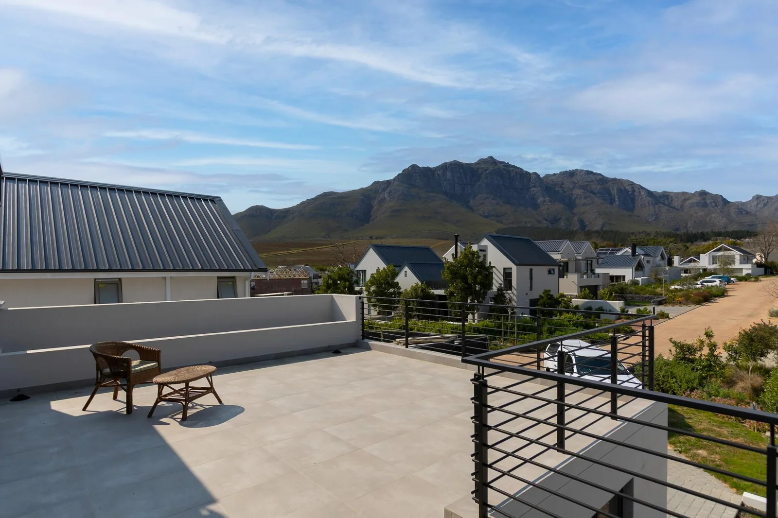 FAMILY HOME WITH MAGNIFICENT VIEWS IN KINGSVIEW ESTATE