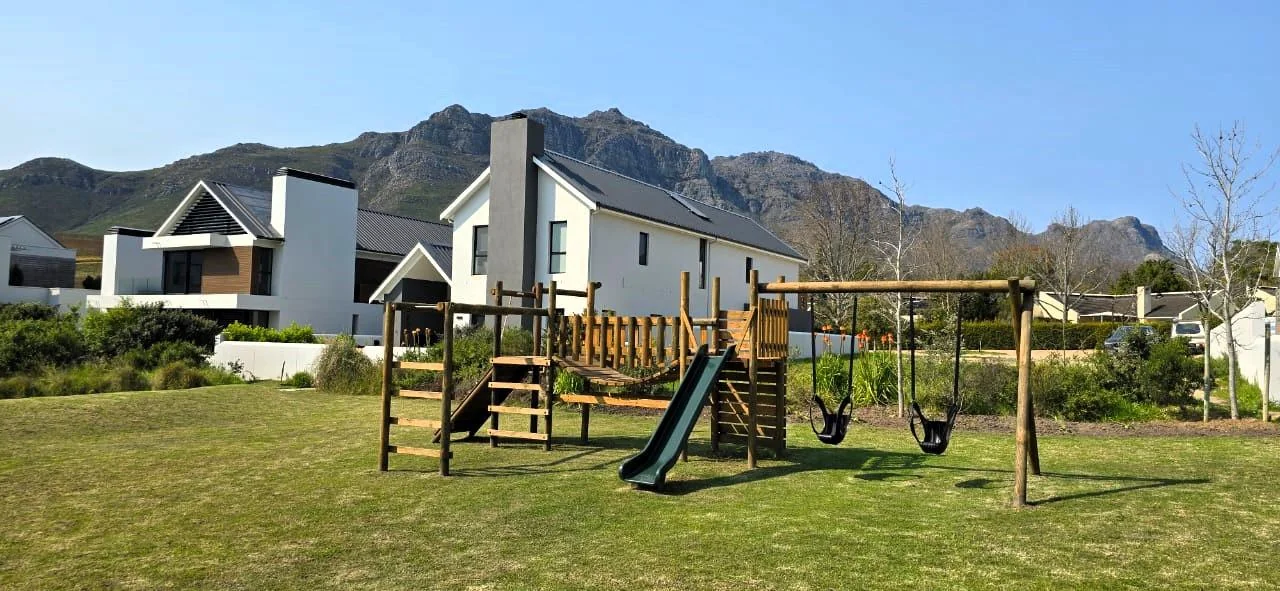 FAMILY HOME WITH MAGNIFICENT VIEWS IN KINGSVIEW ESTATE