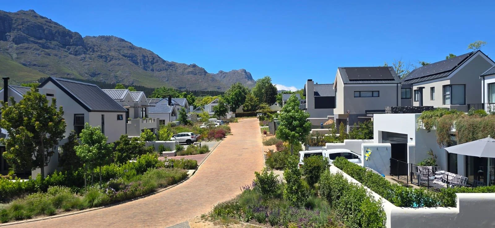 FAMILY HOME WITH MAGNIFICENT VIEWS IN KINGSVIEW ESTATE