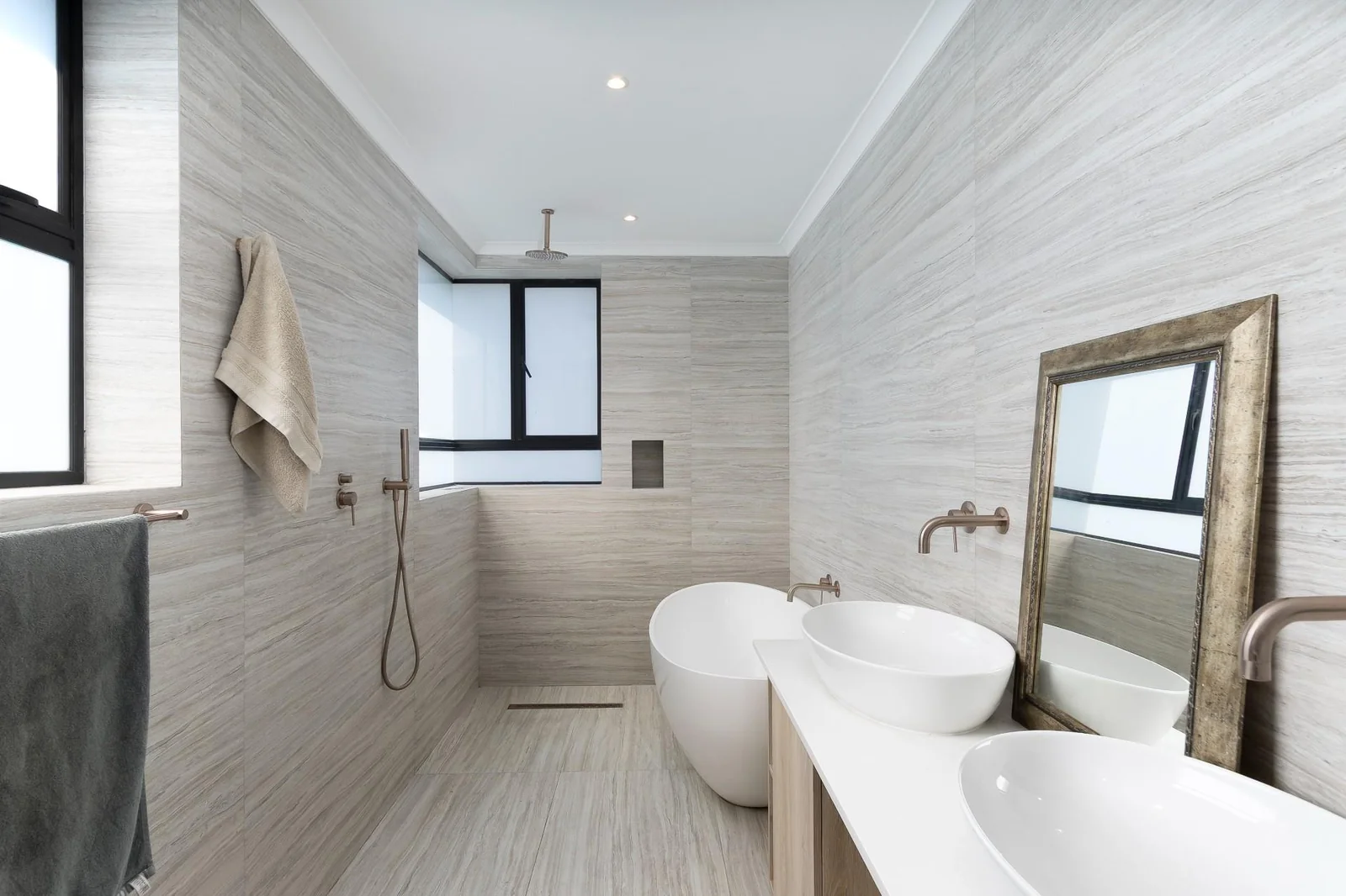 FAMILY HOME WITH MAGNIFICENT VIEWS IN KINGSVIEW ESTATE