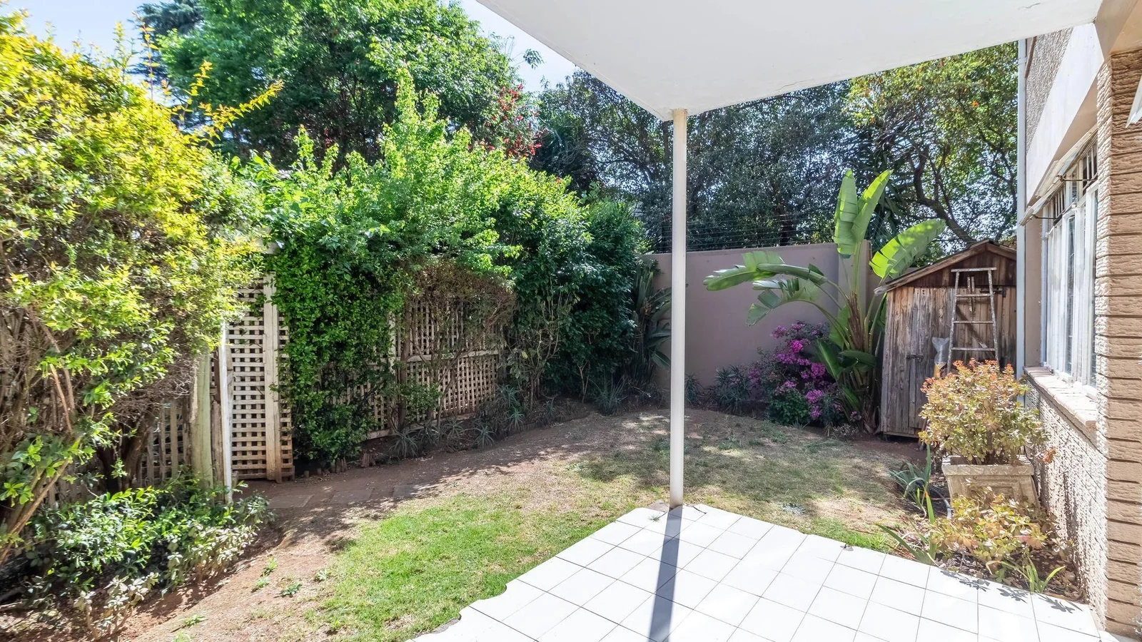2 bedroom simplex- private garden- phenomenal location