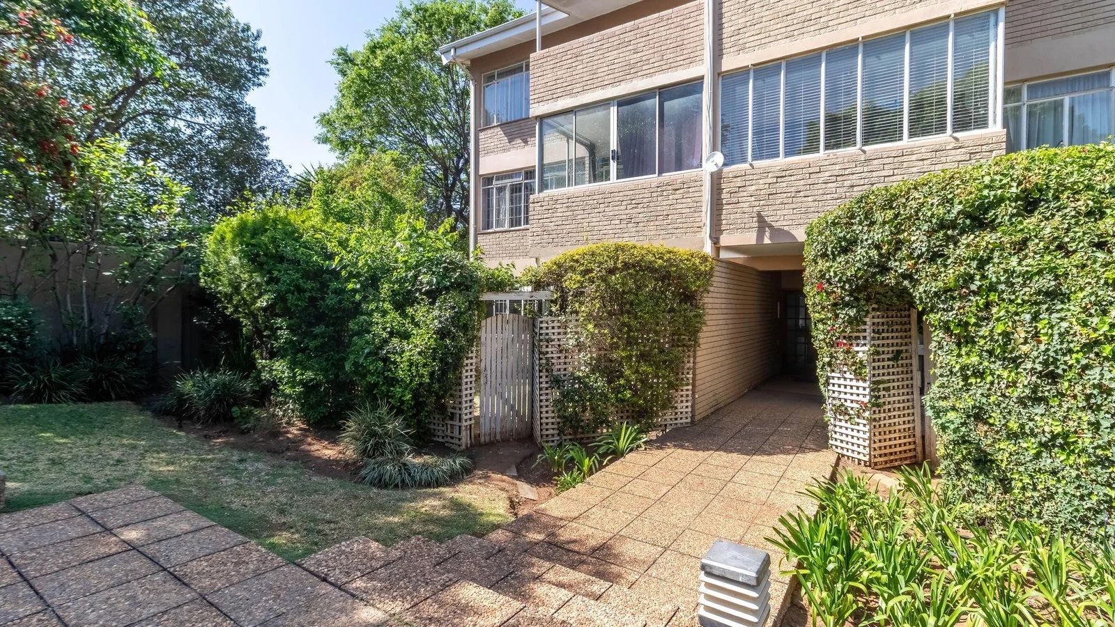 2 bedroom simplex- private garden- phenomenal location