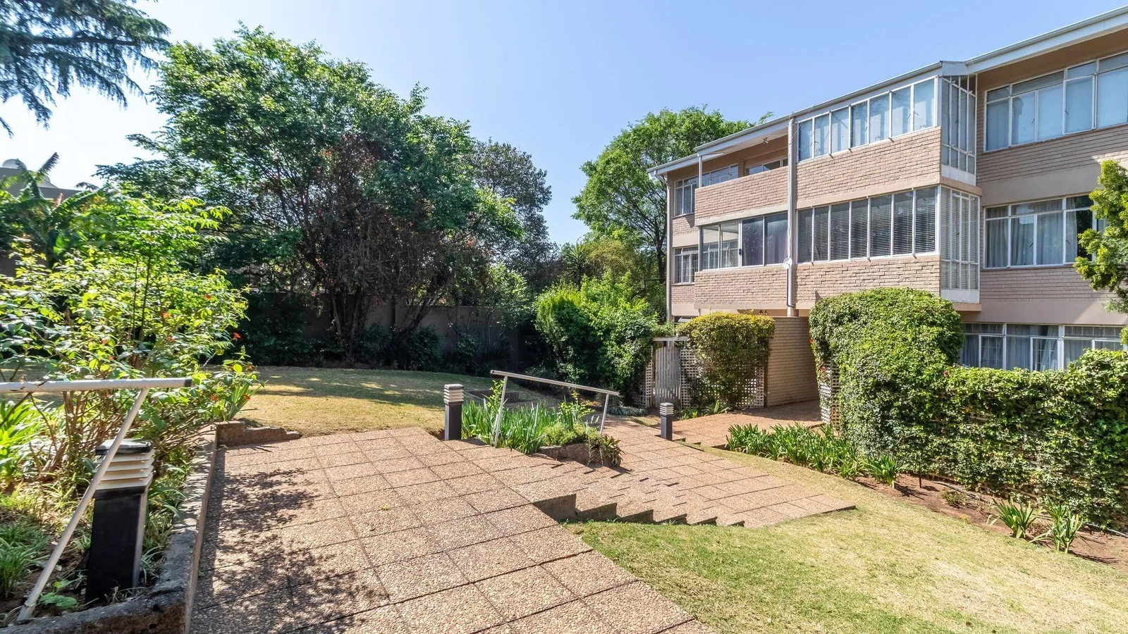 2 bedroom simplex- private garden- phenomenal location