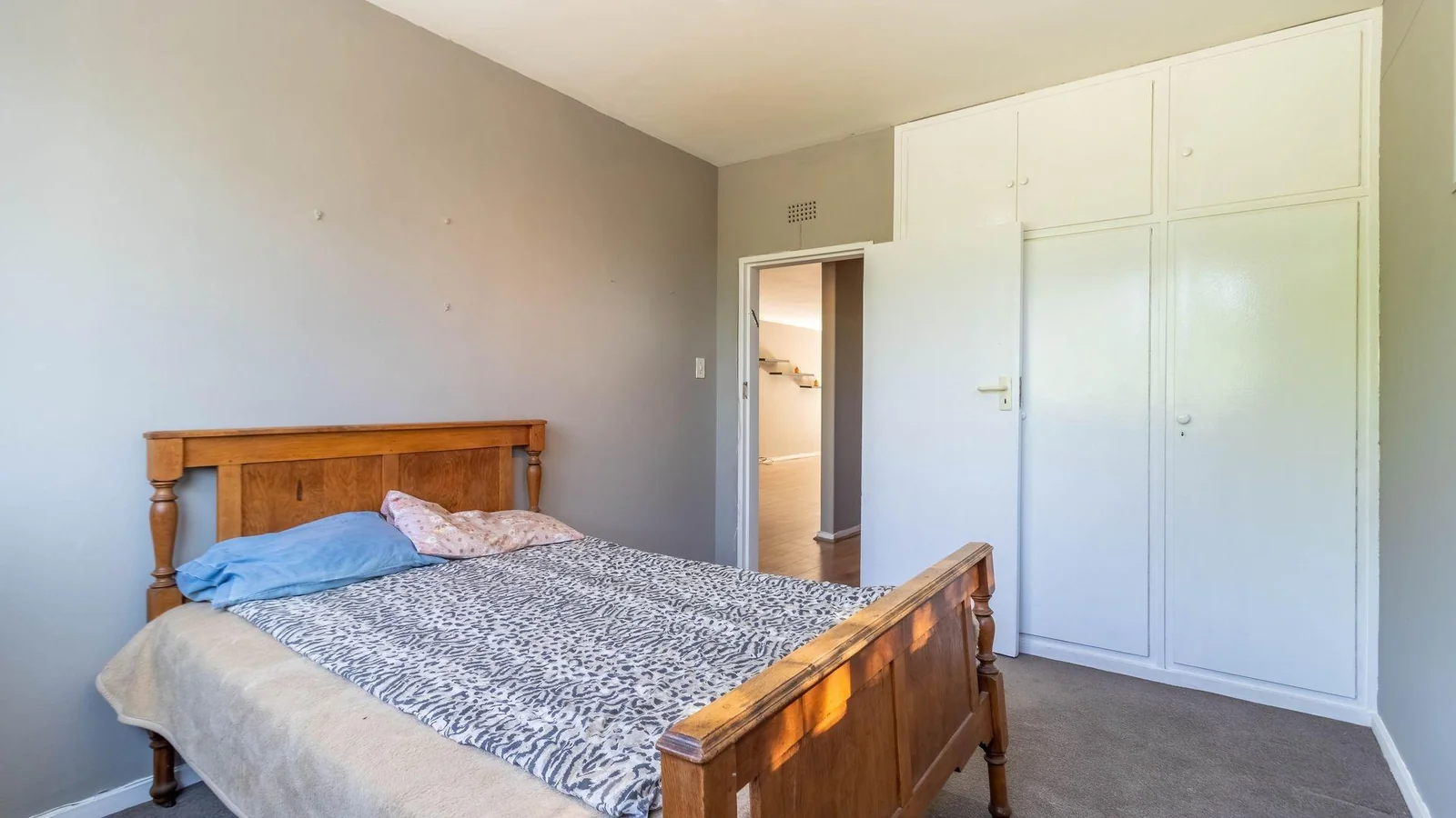 2 bedroom simplex- private garden- phenomenal location