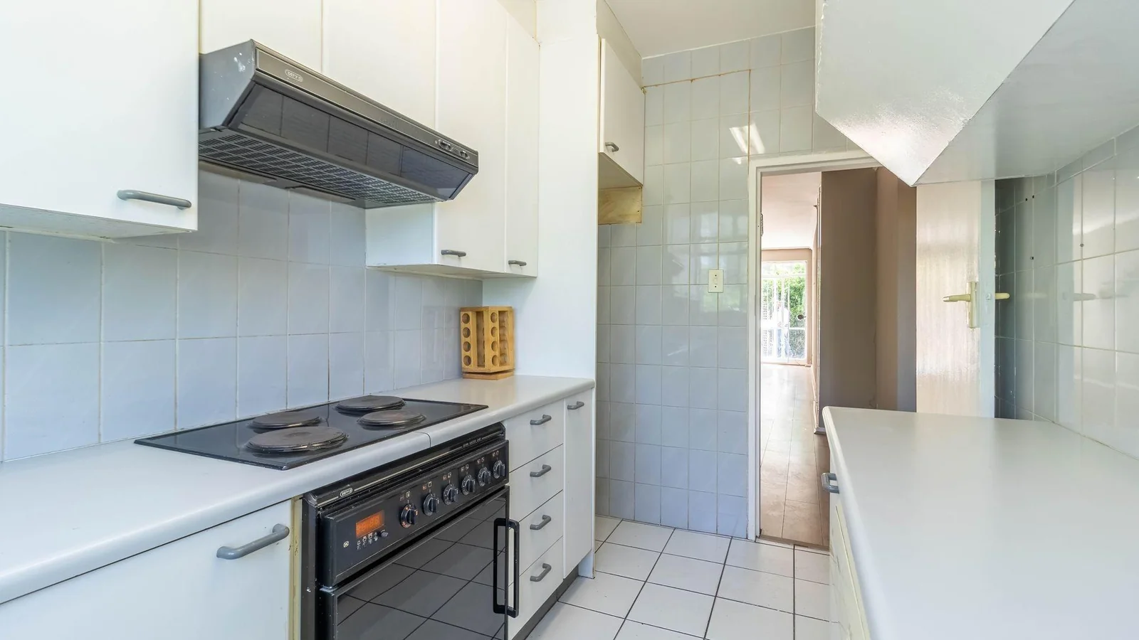 2 bedroom simplex- private garden- phenomenal location