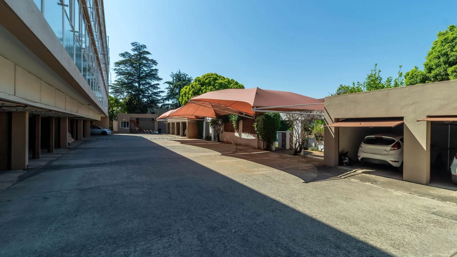 2 bedroom simplex- private garden- phenomenal location