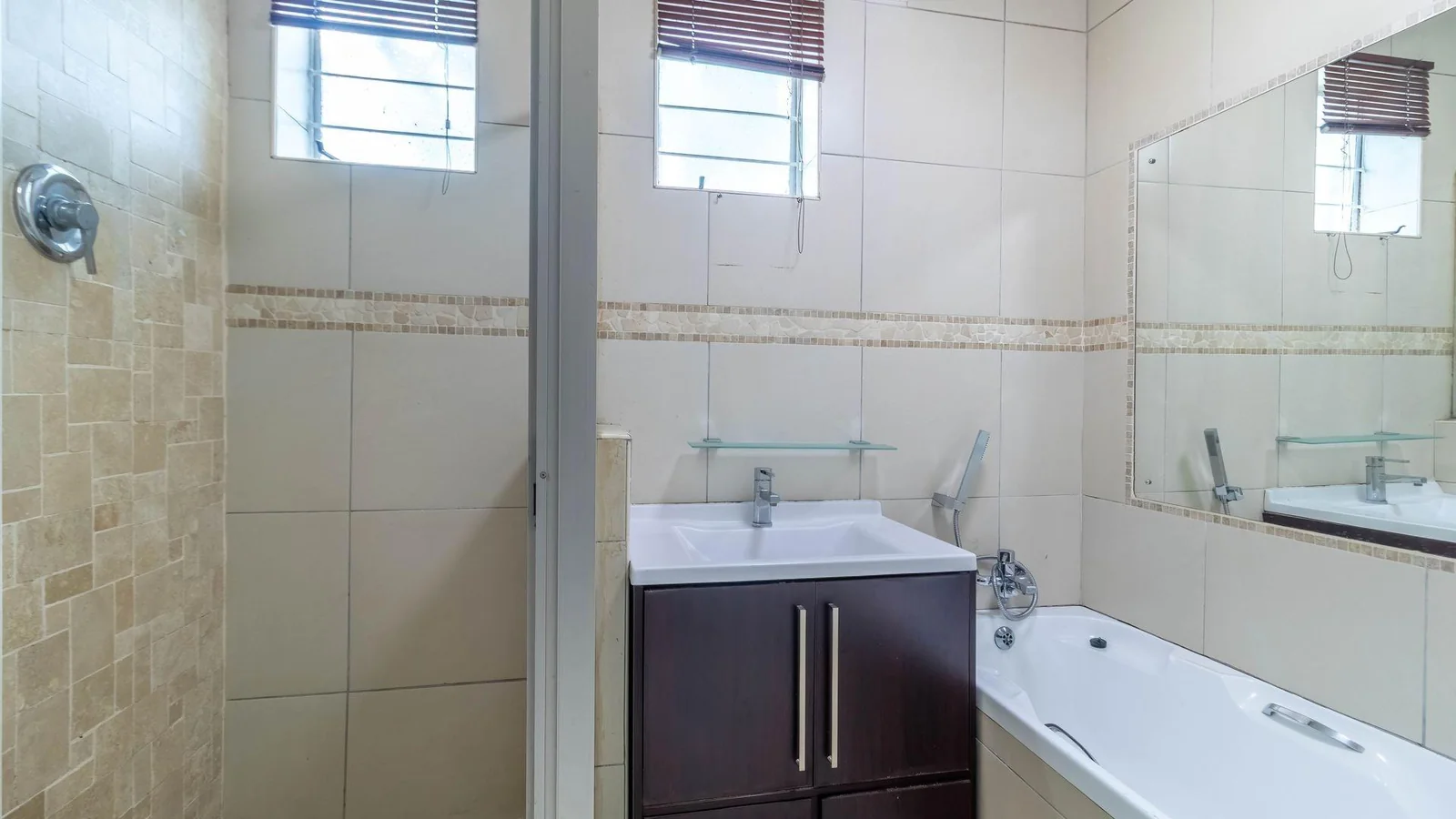 2 bedroom simplex- private garden- phenomenal location