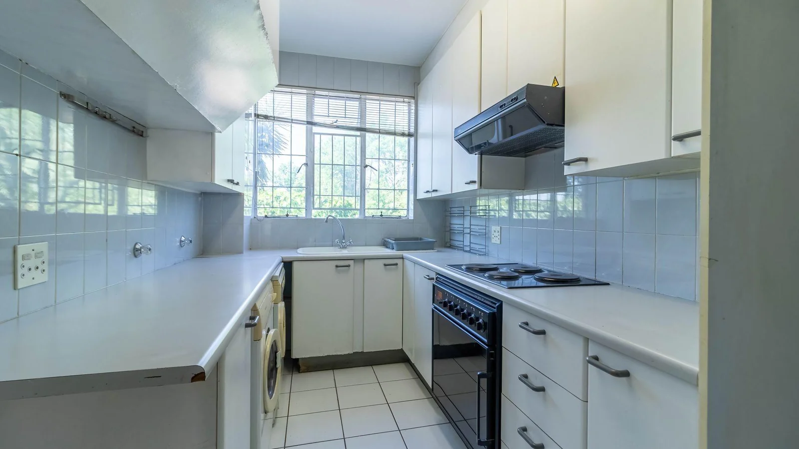 2 bedroom simplex- private garden- phenomenal location